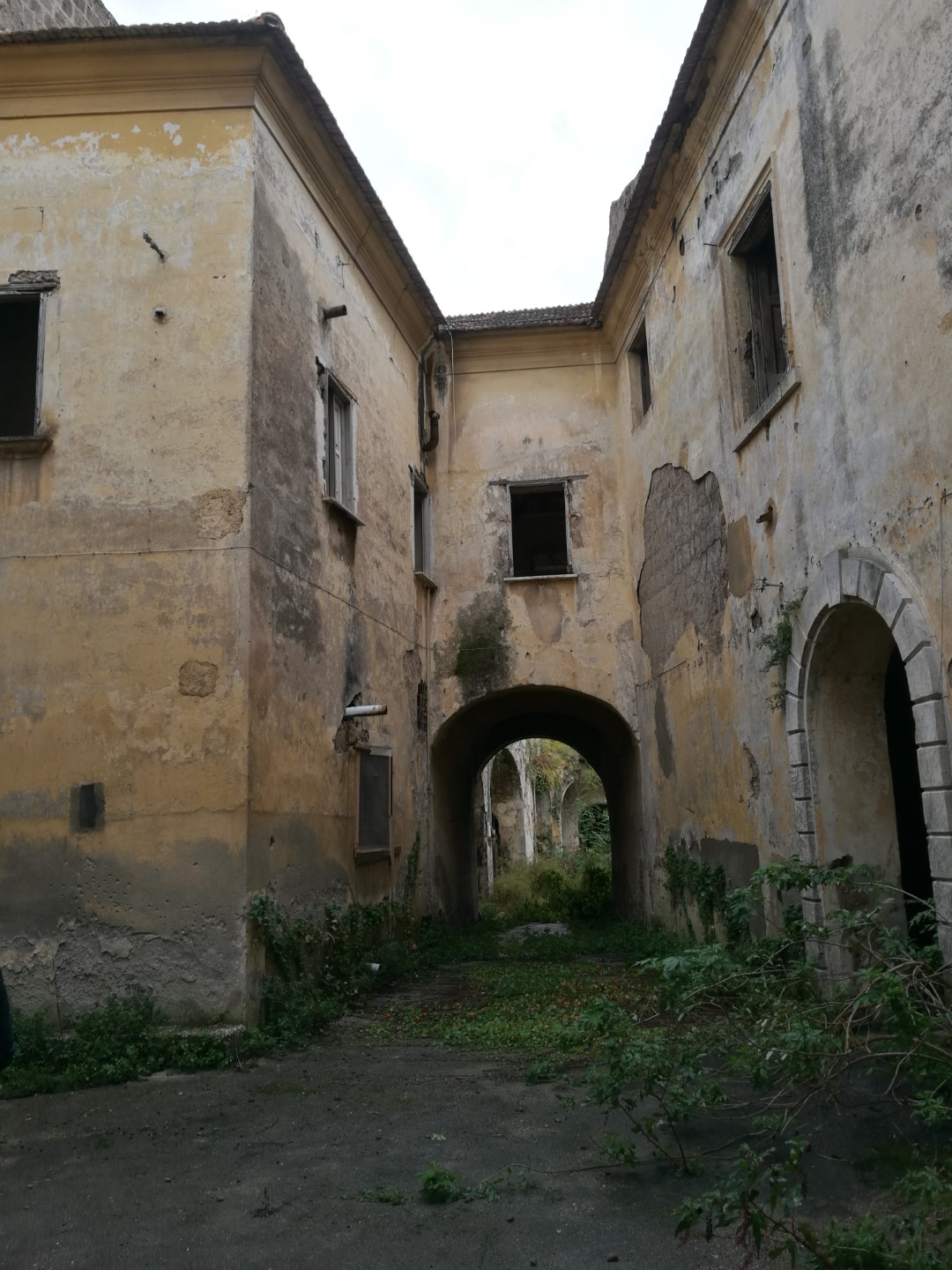 Attualmente l’immobile demaniale in oggetto si identifica in un fabbricato di vecchia costruzione, a due e tre piani fuori terra. L’immobile ha strutture in murature di tufo con solai in parte in legno ed in parte a volta di muratura. La copertura è a tetto con coppi su orditura in legno, le pavimentazioni, invece, sono in parte in legno e in parte in cotto.Identificativi catastali NCT FOGLIO 46 P.LLA 13; NCEU  FOGLIO 46 P.LLA 13, SUB 2