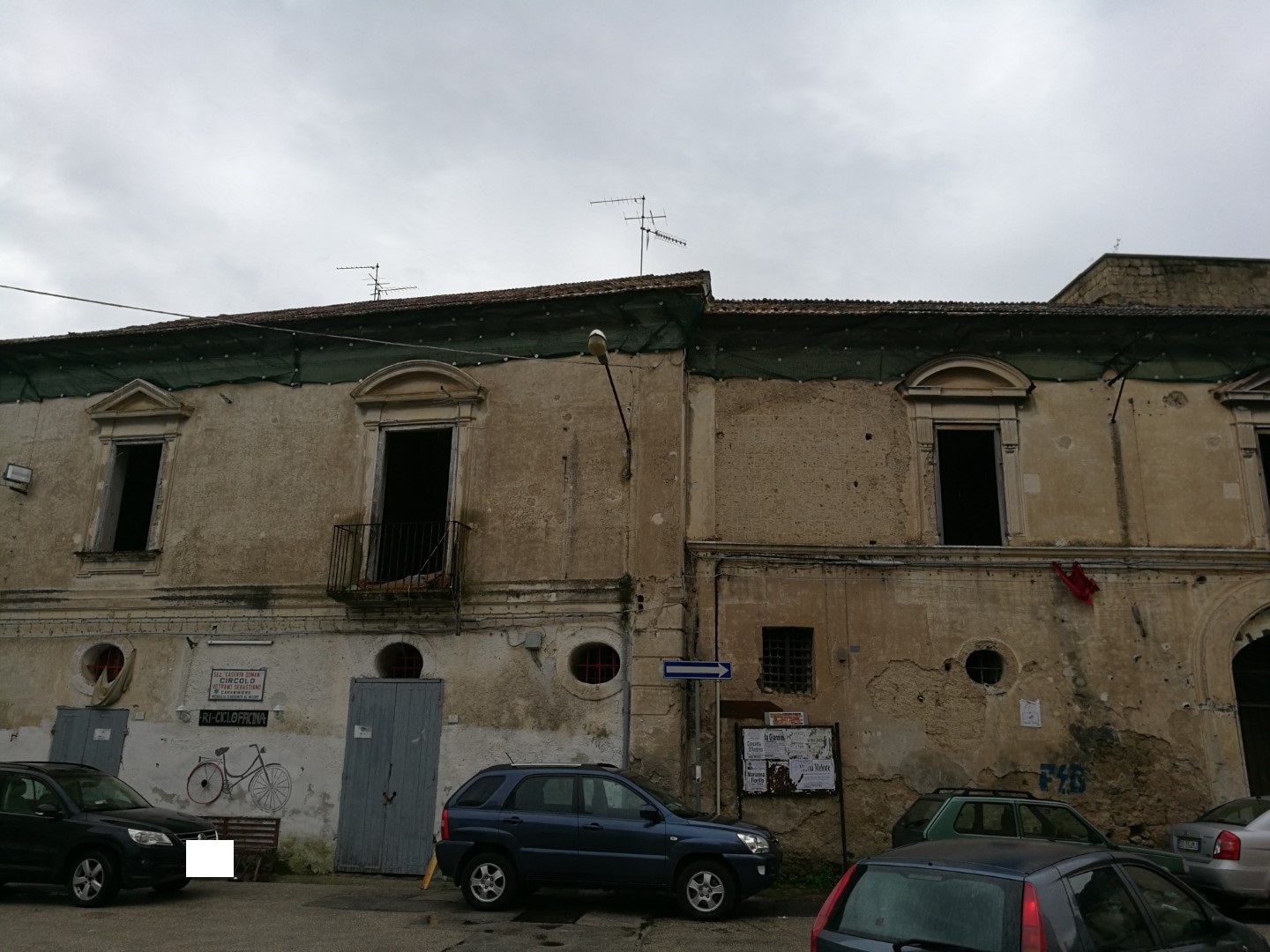 Attualmente l’immobile demaniale in oggetto si identifica in un fabbricato di vecchia costruzione, a due e tre piani fuori terra. L’immobile ha strutture in murature di tufo con solai in parte in legno ed in parte a volta di muratura. La copertura è a tetto con coppi su orditura in legno, le pavimentazioni, invece, sono in parte in legno e in parte in cotto.Identificativi catastali NCT FOGLIO 46 P.LLA 13; NCEU  FOGLIO 46 P.LLA 13, SUB 2