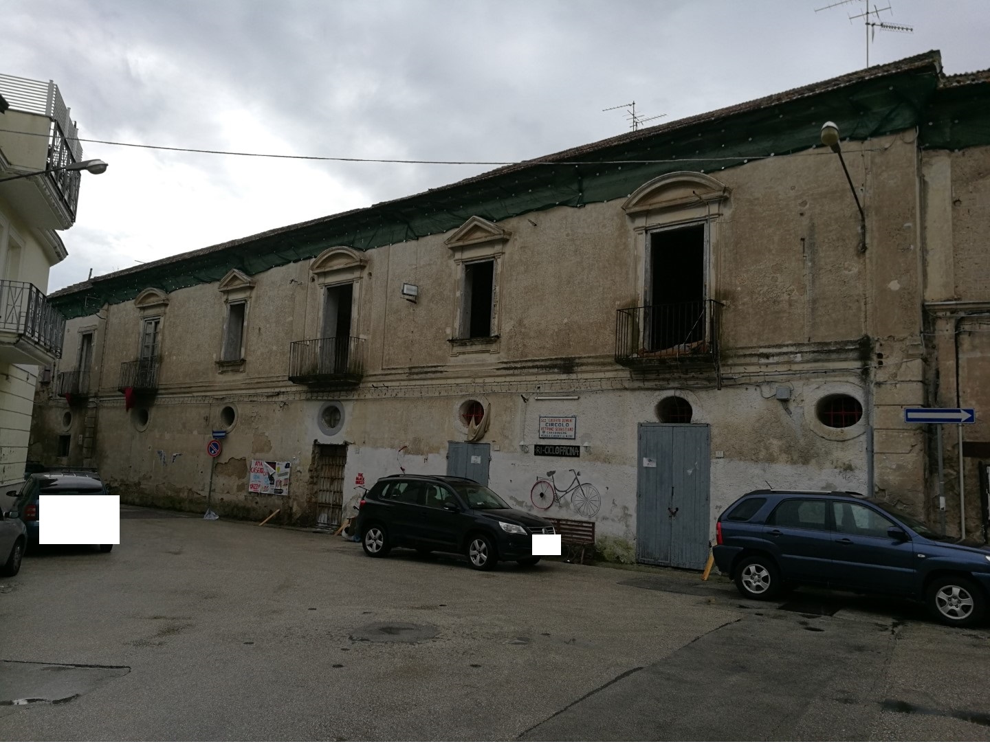 Attualmente l’immobile demaniale in oggetto si identifica in un fabbricato di vecchia costruzione, a due e tre piani fuori terra. L’immobile ha strutture in murature di tufo con solai in parte in legno ed in parte a volta di muratura. La copertura è a tetto con coppi su orditura in legno, le pavimentazioni, invece, sono in parte in legno e in parte in cotto.Identificativi catastali NCT FOGLIO 46 P.LLA 13; NCEU  FOGLIO 46 P.LLA 13, SUB 2