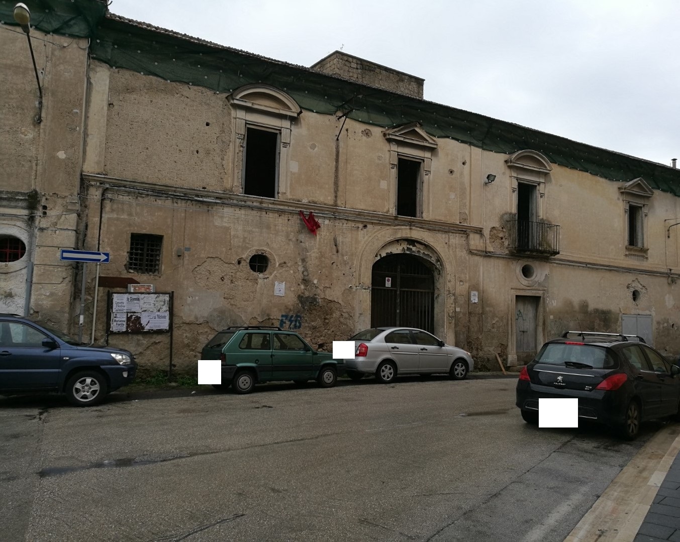 Attualmente l’immobile demaniale in oggetto si identifica in un fabbricato di vecchia costruzione, a due e tre piani fuori terra. L’immobile ha strutture in murature di tufo con solai in parte in legno ed in parte a volta di muratura. La copertura è a tetto con coppi su orditura in legno, le pavimentazioni, invece, sono in parte in legno e in parte in cotto.Identificativi catastali NCT FOGLIO 46 P.LLA 13; NCEU  FOGLIO 46 P.LLA 13, SUB 2
