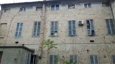 Complesso si sviluppa su due piani fuori terra oltre un sottotetto, solo parzialmente praticabile e un piano interrato e si articola in 6 unità immobiliari di cui 2 abitazioni con annesse cantine, due autorimesse, un magazzino e una vasta unità immobiliare in categoria B/1. Identificativi catastali: Catasto Terreni Fg. 34 p.lle 156-157  - Catasto Fabbricati Fg. 34 p.lla 156 sub. 1 graffato p.lla 157 sub 10,  p.lla 156 sub. 2 graffato p.lla 157 sub 11, p.lla 157 subb. 12 – 13 – 14 – 15