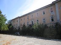 Complesso immobiliare costituito da fabbricati e terreni di pertinenza (circa 17 ettari), un'area boschiva (34 ettari circa). 
La superficie su cui insistono i 28 fabbricati principali, 5 dei quali dichiarati  di interesse culturale, è individuata come “Area della grande trasformazione” e consente la realizzazione di 77.000 metri cubi di edifici
La vendita avviene a corpo. Sono a carico dell’acquirente eventuali oneri catastali e di rimozione di beni mobili.
Restano in carico all'acquirente gli oneri e i costi del frazionamento della p.c. 1025 C.C. di Cologna . Identificativi catastali: vd. scheda descrittiva