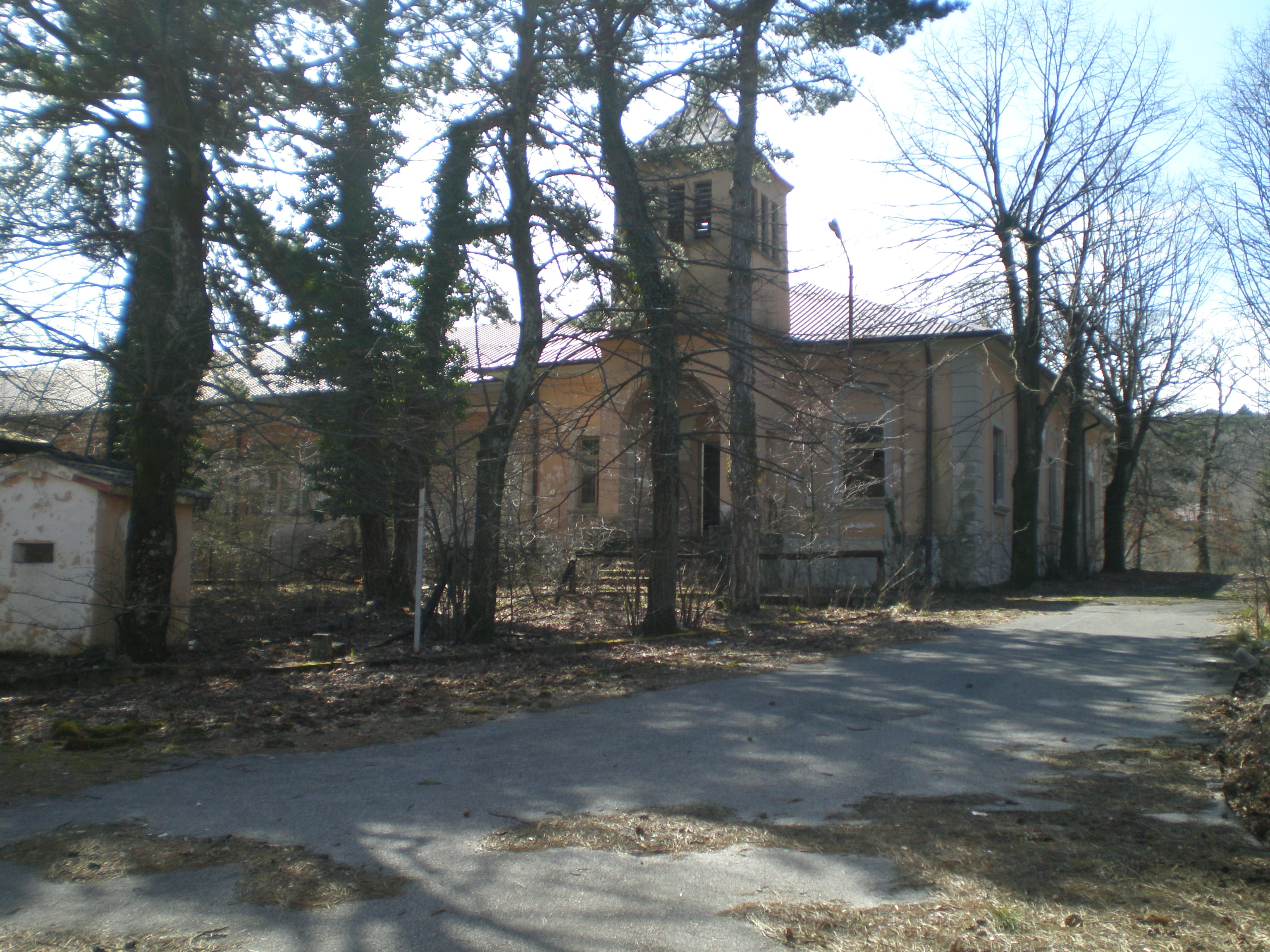 Complesso immobiliare costituito da fabbricati e terreni di pertinenza (circa 17 ettari), un'area boschiva (34 ettari circa). 
La superficie su cui insistono i 28 fabbricati principali, 5 dei quali dichiarati  di interesse culturale, è individuata come “Area della grande trasformazione” e consente la realizzazione di 77.000 metri cubi di edifici
La vendita avviene a corpo. Sono a carico dell’acquirente eventuali oneri catastali e di rimozione di beni mobili.
Restano in carico all'acquirente gli oneri e i costi del frazionamento della p.c. 1025 C.C. di Cologna . Identificativi catastali: vd. scheda descrittiva