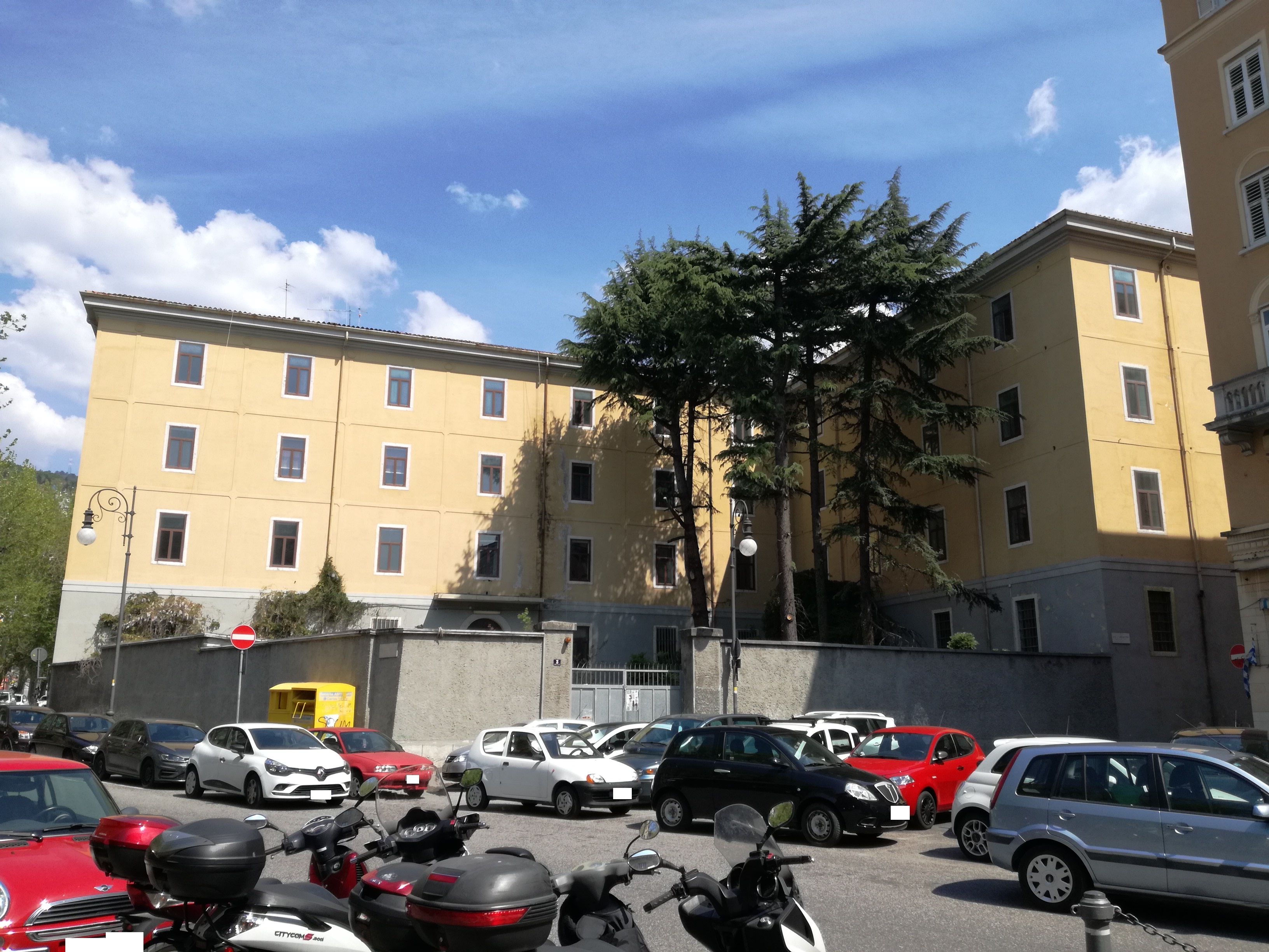 “Ex Caserma di P.S. di Roiano Emanuele Filiberto” nel quartiere “Roiano” (Trieste). Due ingressi: principale su largo Petazzi secondario su via Sant’Ermacora. Quattro piani fuori terra, un piano interrato e un piano soffitte.La parte scoperta è composta da un’area asfaltata e una piccola area verde.Zona omogenea O - sottozona O1 " Miste commerciali, direzionali e ricettive”.Classe energetica: E-La vendita avviene a corpo. Sono a carico dell’acquirente eventuali oneri catastali e di rimozione di mobilio/oggetti.. Identificativi catastali:  N.C.T. di TriesteSezione Trieste, foglio 2, particella 162 N.C.E.U. Sezione V foglio 2, particella 162 