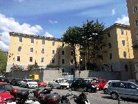 “Ex Caserma di P.S. di Roiano Emanuele Filiberto” nel quartiere “Roiano” (Trieste). Due ingressi: principale su largo Petazzi secondario su via Sant’Ermacora. Quattro piani fuori terra, un piano interrato e un piano soffitte.La parte scoperta è composta da un’area asfaltata e una piccola area verde.Zona omogenea O - sottozona O1 " Miste commerciali, direzionali e ricettive”.Classe energetica: E-La vendita avviene a corpo. Sono a carico dell’acquirente eventuali oneri catastali e di rimozione di mobilio/oggetti.. Identificativi catastali:  N.C.T. di TriesteSezione Trieste, foglio 2, particella 162 N.C.E.U. Sezione V foglio 2, particella 162 