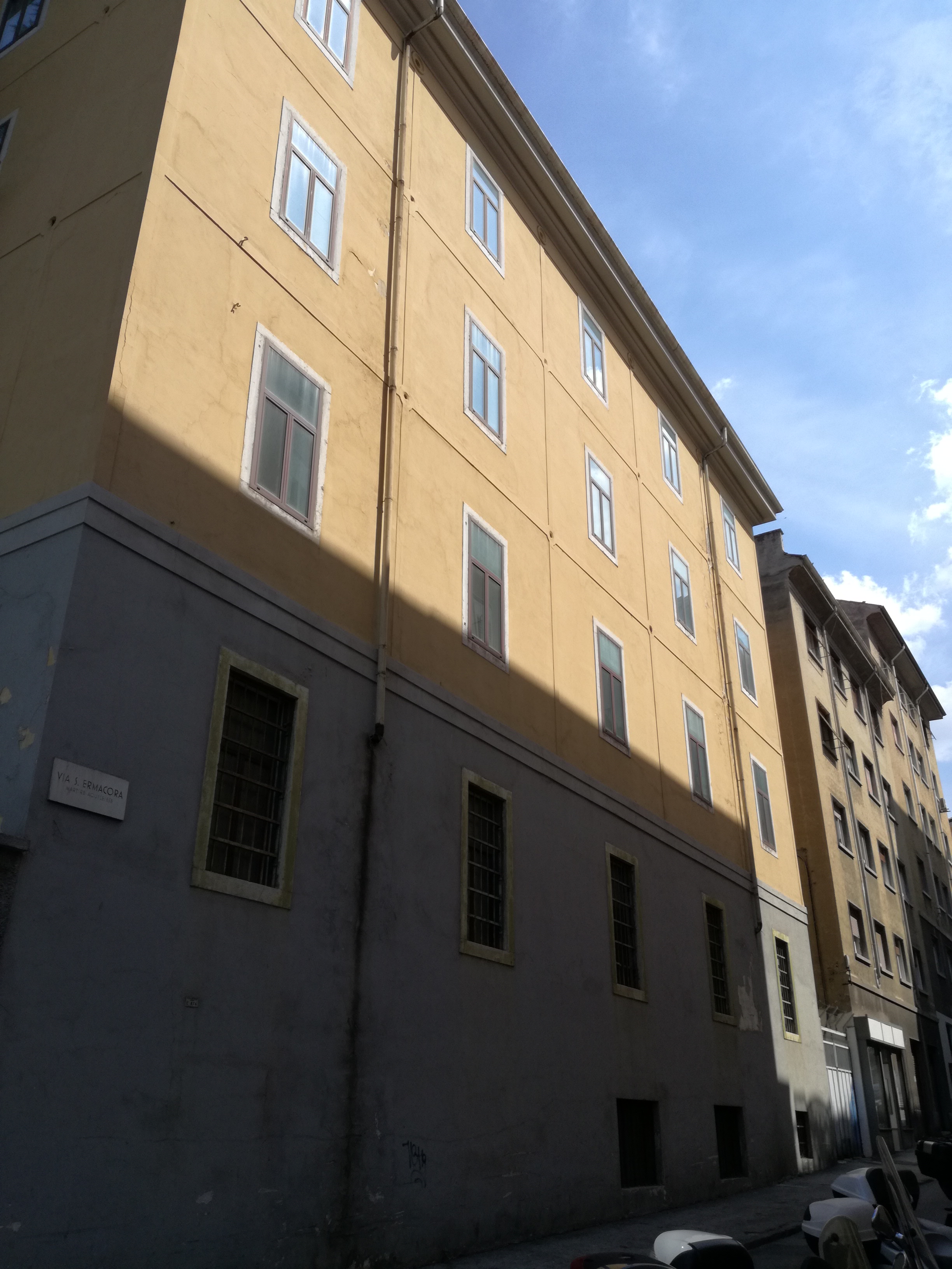 “Ex Caserma di P.S. di Roiano Emanuele Filiberto” nel quartiere “Roiano” (Trieste). Due ingressi: principale su largo Petazzi secondario su via Sant’Ermacora. Quattro piani fuori terra, un piano interrato e un piano soffitte.La parte scoperta è composta da un’area asfaltata e una piccola area verde.Zona omogenea O - sottozona O1 " Miste commerciali, direzionali e ricettive”.Classe energetica: E-La vendita avviene a corpo. Sono a carico dell’acquirente eventuali oneri catastali e di rimozione di mobilio/oggetti.. Identificativi catastali:  N.C.T. di TriesteSezione Trieste, foglio 2, particella 162 N.C.E.U. Sezione V foglio 2, particella 162 