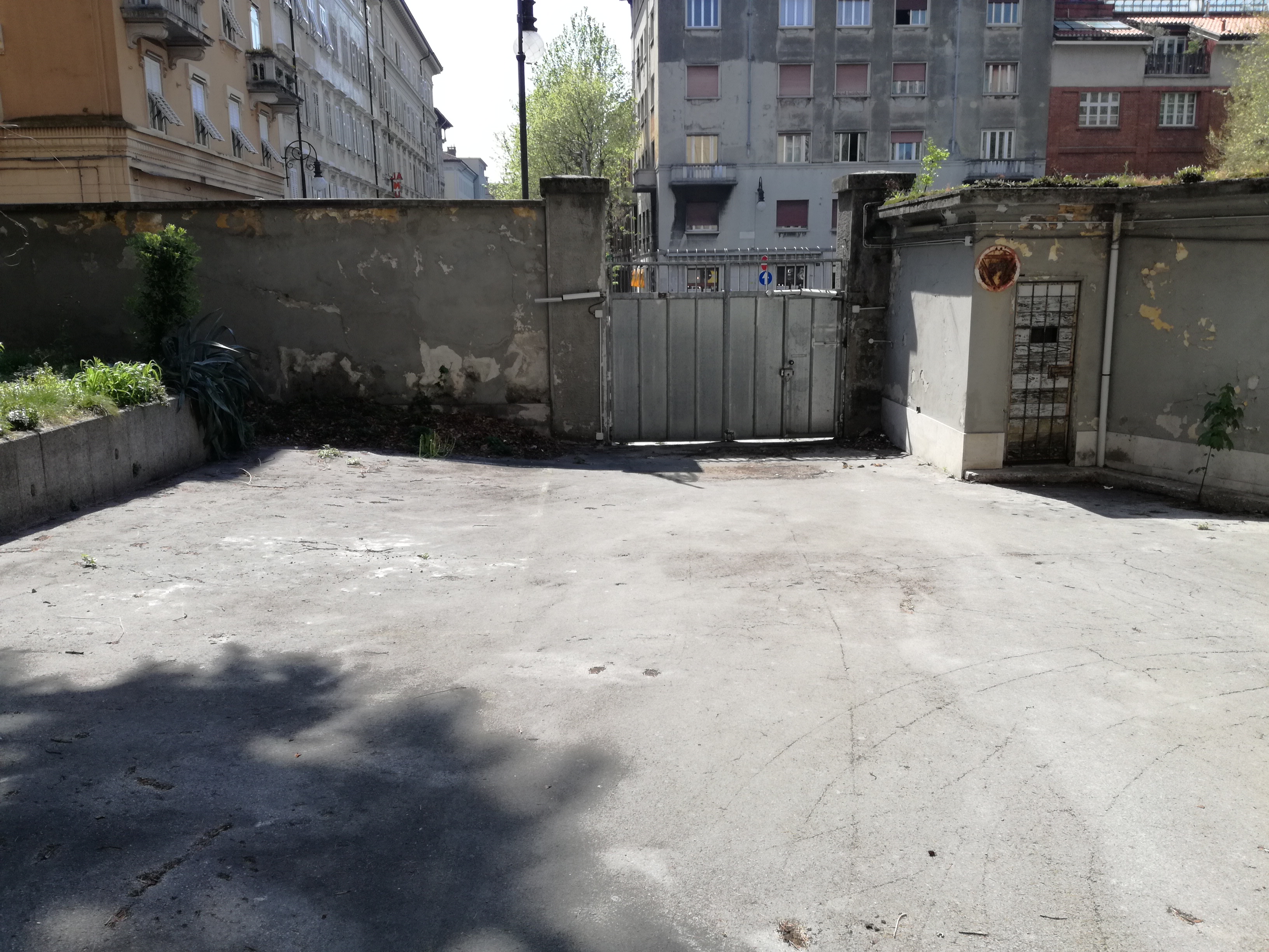 “Ex Caserma di P.S. di Roiano Emanuele Filiberto” nel quartiere “Roiano” (Trieste). Due ingressi: principale su largo Petazzi secondario su via Sant’Ermacora. Quattro piani fuori terra, un piano interrato e un piano soffitte.La parte scoperta è composta da un’area asfaltata e una piccola area verde.Zona omogenea O - sottozona O1 " Miste commerciali, direzionali e ricettive”.Classe energetica: E-La vendita avviene a corpo. Sono a carico dell’acquirente eventuali oneri catastali e di rimozione di mobilio/oggetti.. Identificativi catastali:  N.C.T. di TriesteSezione Trieste, foglio 2, particella 162 N.C.E.U. Sezione V foglio 2, particella 162 