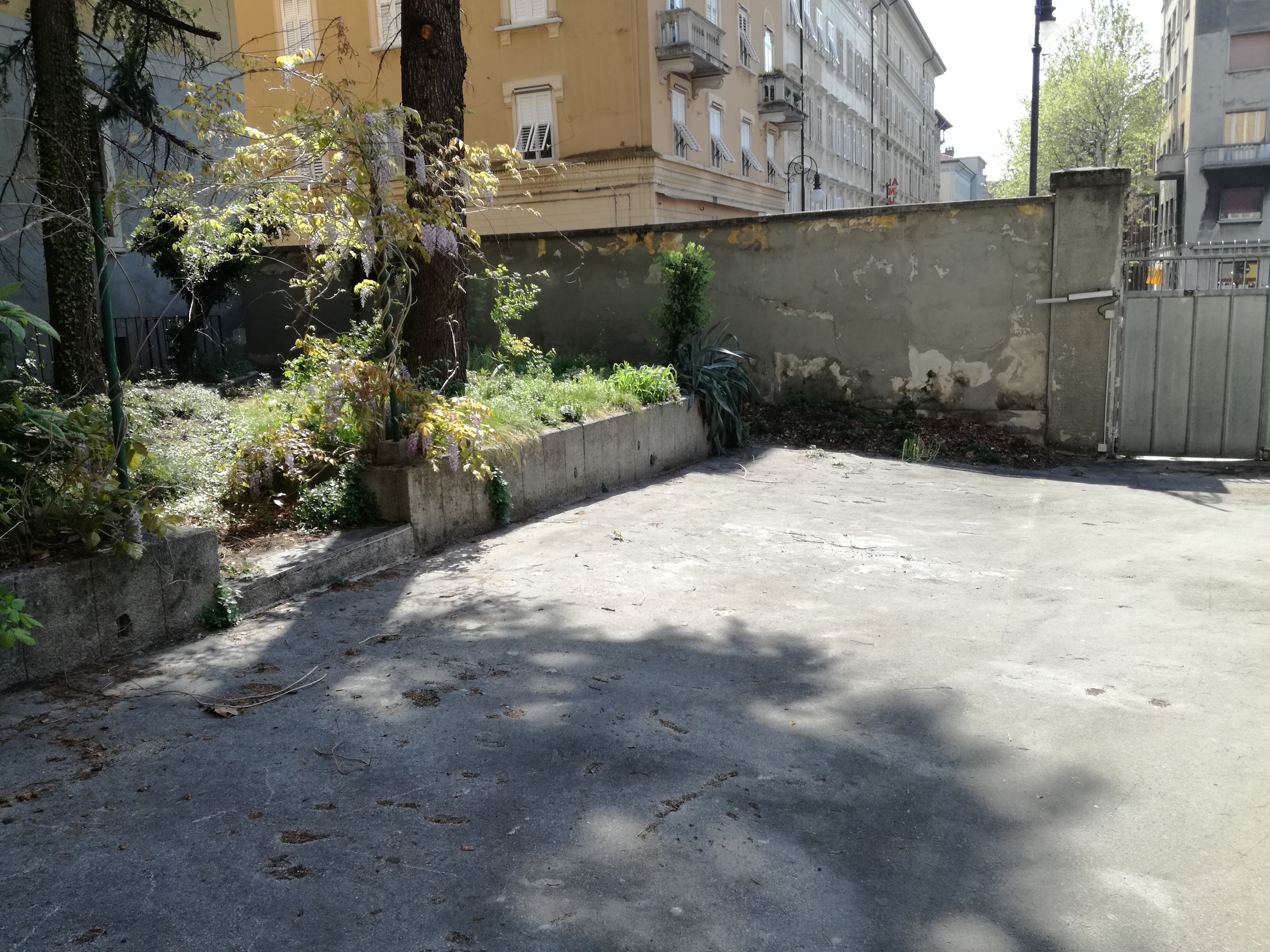 “Ex Caserma di P.S. di Roiano Emanuele Filiberto” nel quartiere “Roiano” (Trieste). Due ingressi: principale su largo Petazzi secondario su via Sant’Ermacora. Quattro piani fuori terra, un piano interrato e un piano soffitte.La parte scoperta è composta da un’area asfaltata e una piccola area verde.Zona omogenea O - sottozona O1 " Miste commerciali, direzionali e ricettive”.Classe energetica: E-La vendita avviene a corpo. Sono a carico dell’acquirente eventuali oneri catastali e di rimozione di mobilio/oggetti.. Identificativi catastali:  N.C.T. di TriesteSezione Trieste, foglio 2, particella 162 N.C.E.U. Sezione V foglio 2, particella 162 