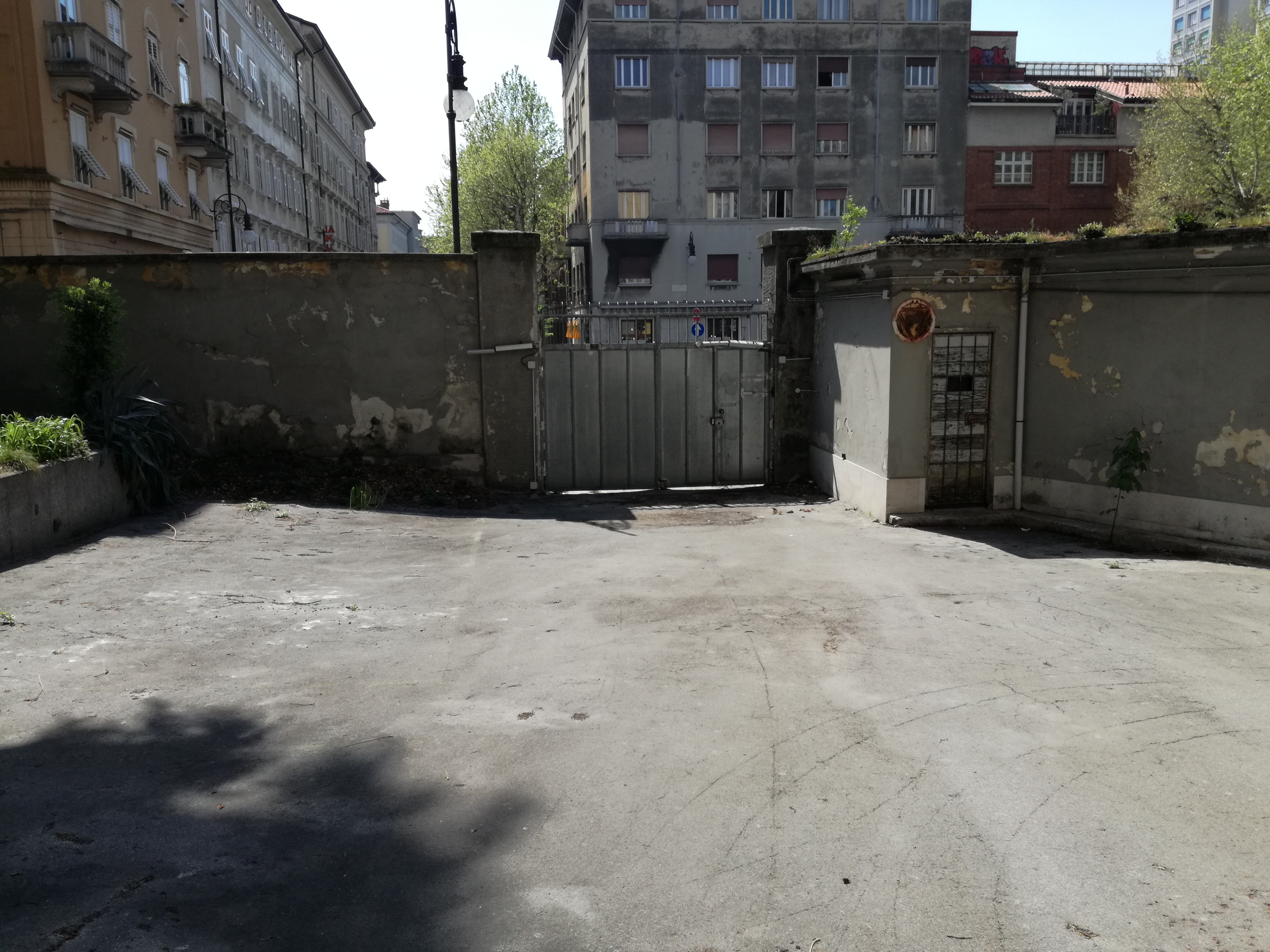 “Ex Caserma di P.S. di Roiano Emanuele Filiberto” nel quartiere “Roiano” (Trieste). Due ingressi: principale su largo Petazzi secondario su via Sant’Ermacora. Quattro piani fuori terra, un piano interrato e un piano soffitte.La parte scoperta è composta da un’area asfaltata e una piccola area verde.Zona omogenea O - sottozona O1 " Miste commerciali, direzionali e ricettive”.Classe energetica: E-La vendita avviene a corpo. Sono a carico dell’acquirente eventuali oneri catastali e di rimozione di mobilio/oggetti.. Identificativi catastali:  N.C.T. di TriesteSezione Trieste, foglio 2, particella 162 N.C.E.U. Sezione V foglio 2, particella 162 