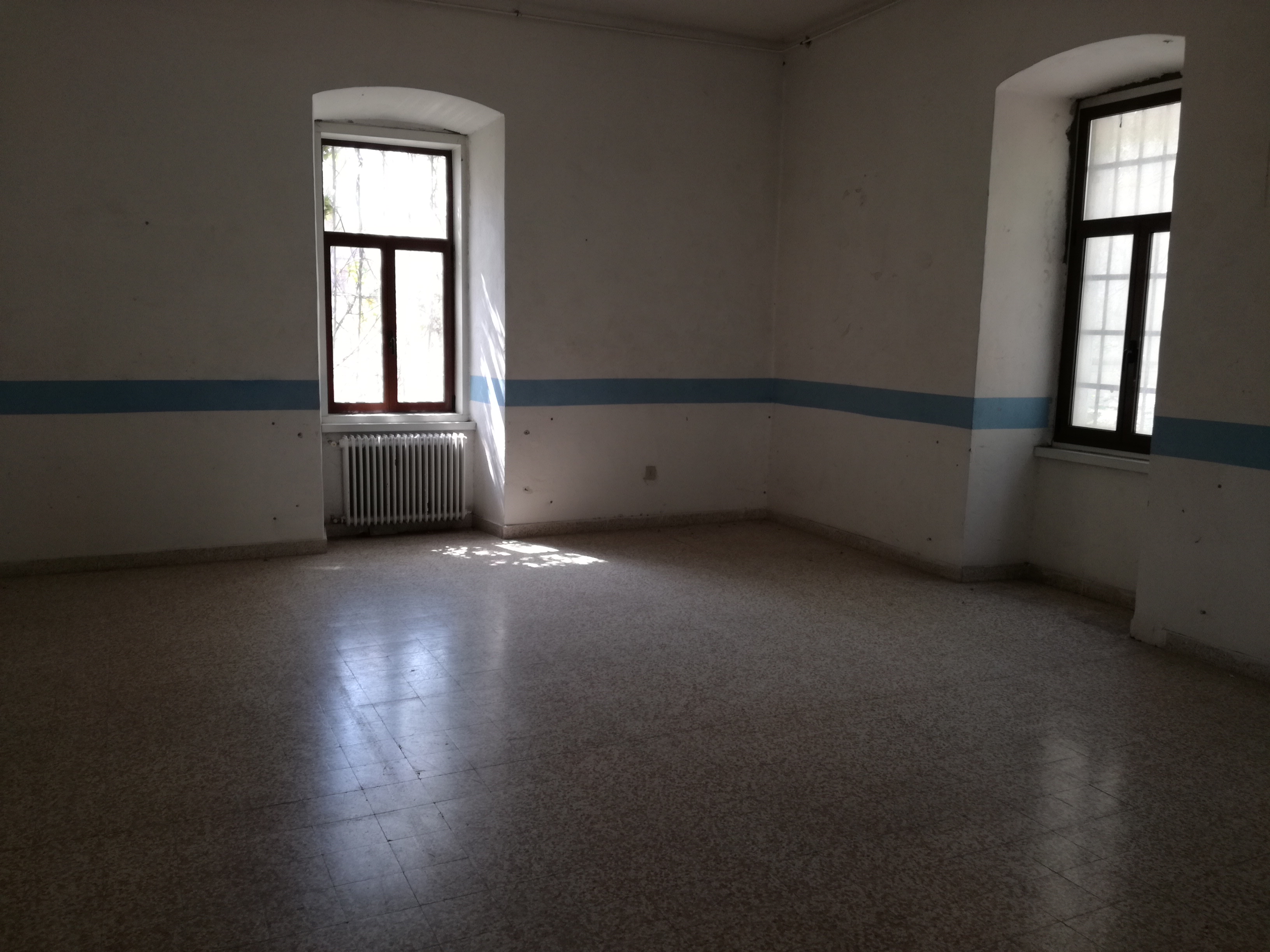 “Ex Caserma di P.S. di Roiano Emanuele Filiberto” nel quartiere “Roiano” (Trieste). Due ingressi: principale su largo Petazzi secondario su via Sant’Ermacora. Quattro piani fuori terra, un piano interrato e un piano soffitte.La parte scoperta è composta da un’area asfaltata e una piccola area verde.Zona omogenea O - sottozona O1 " Miste commerciali, direzionali e ricettive”.Classe energetica: E-La vendita avviene a corpo. Sono a carico dell’acquirente eventuali oneri catastali e di rimozione di mobilio/oggetti.. Identificativi catastali:  N.C.T. di TriesteSezione Trieste, foglio 2, particella 162 N.C.E.U. Sezione V foglio 2, particella 162 