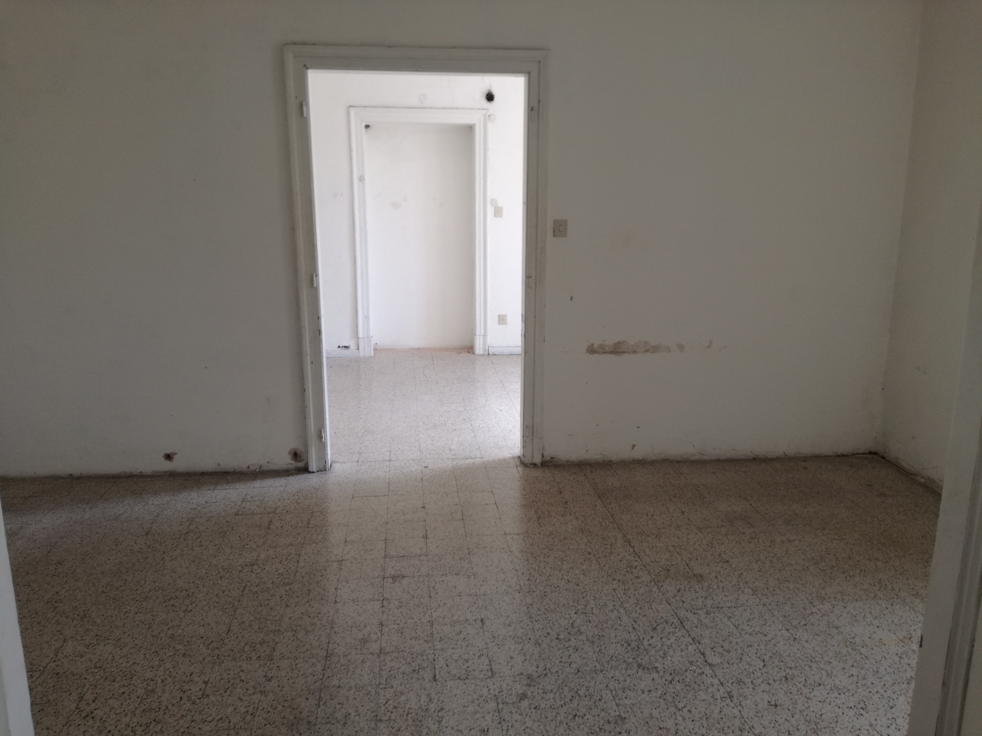 “Ex Caserma di P.S. di Roiano Emanuele Filiberto” nel quartiere “Roiano” (Trieste). Due ingressi: principale su largo Petazzi secondario su via Sant’Ermacora. Quattro piani fuori terra, un piano interrato e un piano soffitte.La parte scoperta è composta da un’area asfaltata e una piccola area verde.Zona omogenea O - sottozona O1 " Miste commerciali, direzionali e ricettive”.Classe energetica: E-La vendita avviene a corpo. Sono a carico dell’acquirente eventuali oneri catastali e di rimozione di mobilio/oggetti.. Identificativi catastali:  N.C.T. di TriesteSezione Trieste, foglio 2, particella 162 N.C.E.U. Sezione V foglio 2, particella 162 