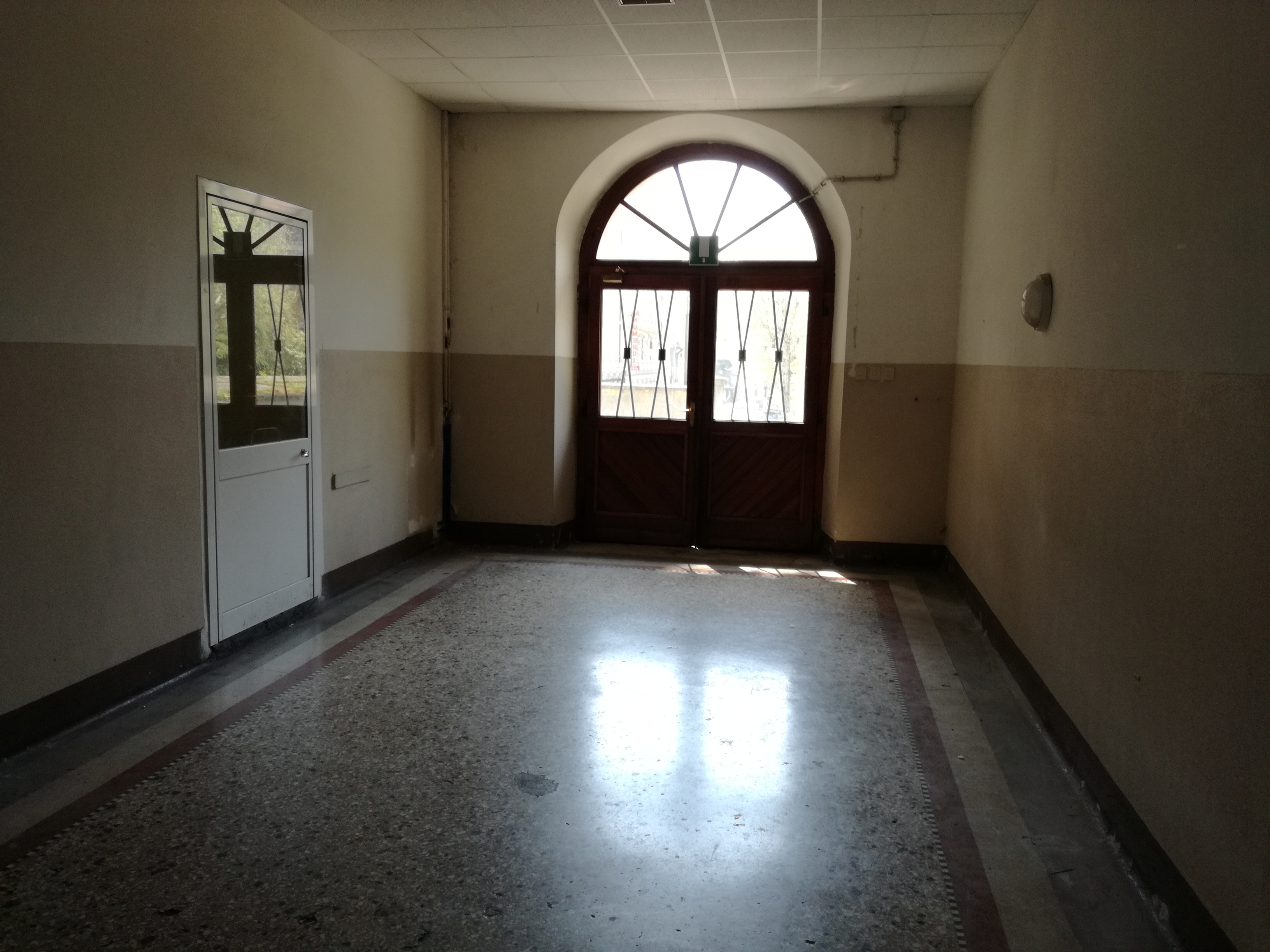 “Ex Caserma di P.S. di Roiano Emanuele Filiberto” nel quartiere “Roiano” (Trieste). Due ingressi: principale su largo Petazzi secondario su via Sant’Ermacora. Quattro piani fuori terra, un piano interrato e un piano soffitte.La parte scoperta è composta da un’area asfaltata e una piccola area verde.Zona omogenea O - sottozona O1 " Miste commerciali, direzionali e ricettive”.Classe energetica: E-La vendita avviene a corpo. Sono a carico dell’acquirente eventuali oneri catastali e di rimozione di mobilio/oggetti.. Identificativi catastali:  N.C.T. di TriesteSezione Trieste, foglio 2, particella 162 N.C.E.U. Sezione V foglio 2, particella 162 