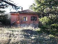 Complesso immobiliare a destinazione residenziale di tipo signorile ubicato in località Opicina del Comune di Trieste, costituito da un’area edificabile pianeggiante di complessivi 4.851 mq circa, su cui insiste un vecchio fabbricato tipo villetta di 120 mq circa oltre a manufatti accessori. Zona Bg2 – Città dei giardini del Carso, disciplinata dall’articolo 27 delle N.T.A.Classe energetica: G-La vendita avviene a corpo. Sono a carico dell’acquirente eventuali oneri catastali e di rimozione di mobilio/oggetti.. Identificativi catastali: N.C.T. di Trieste- Sezione Villa Opicina foglio 8, particella 1547-1548-1549 . N.C.E.U. di Trieste,  Comune Censuario di Villa Opicina, Foglio 8, - p.c. 1547, Subb. 1 -2-3-4 p.c. 1548 p.c. 1549         