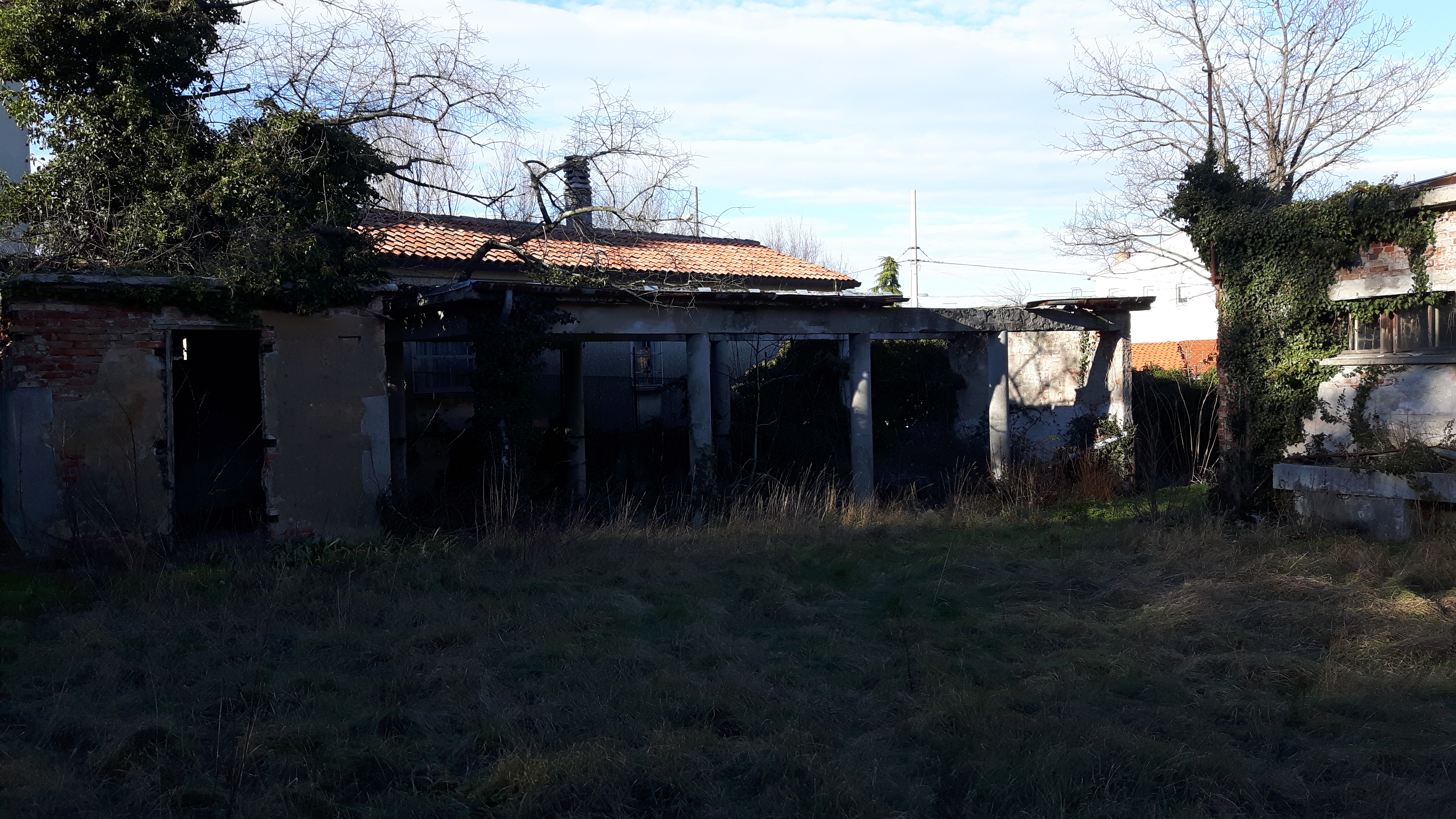 Complesso immobiliare a destinazione residenziale di tipo signorile ubicato in località Opicina del Comune di Trieste, costituito da un’area edificabile pianeggiante di complessivi 4.851 mq circa, su cui insiste un vecchio fabbricato tipo villetta di 120 mq circa oltre a manufatti accessori. Zona Bg2 – Città dei giardini del Carso, disciplinata dall’articolo 27 delle N.T.A.Classe energetica: G-La vendita avviene a corpo. Sono a carico dell’acquirente eventuali oneri catastali e di rimozione di mobilio/oggetti.. Identificativi catastali: N.C.T. di Trieste- Sezione Villa Opicina foglio 8, particella 1547-1548-1549 . N.C.E.U. di Trieste,  Comune Censuario di Villa Opicina, Foglio 8, - p.c. 1547, Subb. 1 -2-3-4 p.c. 1548 p.c. 1549         