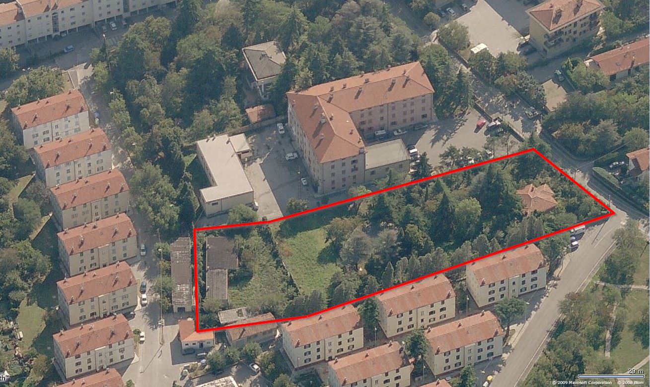 Complesso immobiliare a destinazione residenziale di tipo signorile ubicato in località Opicina del Comune di Trieste, costituito da un’area edificabile pianeggiante di complessivi 4.851 mq circa, su cui insiste un vecchio fabbricato tipo villetta di 120 mq circa oltre a manufatti accessori. Zona Bg2 – Città dei giardini del Carso, disciplinata dall’articolo 27 delle N.T.A.Classe energetica: G-La vendita avviene a corpo. Sono a carico dell’acquirente eventuali oneri catastali e di rimozione di mobilio/oggetti.. Identificativi catastali: N.C.T. di Trieste- Sezione Villa Opicina foglio 8, particella 1547-1548-1549 . N.C.E.U. di Trieste,  Comune Censuario di Villa Opicina, Foglio 8, - p.c. 1547, Subb. 1 -2-3-4 p.c. 1548 p.c. 1549         