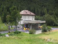 Compendio immobiliare composto da un fabbricato che si sviluppa su tre piani fuori terra ed un piano sottotetto, oltre ad un’area scoperta di pertinenza ed un fabbricato ad uso autorimessa. Al piano terra tutti gli accessi e le finestrature sono murati, complessivamente lo stato manutentivo è mediocre. Classe Energetica G – Ep gl,nren 279,83 kWh/mq anno:id. catastali:C.T.: Sez. Cave del Predil Fg. 17 pc. 265/2 – 265/3; C.F.: Sez. urb. C -Fg. 17 pc. 265/2, 265/3 