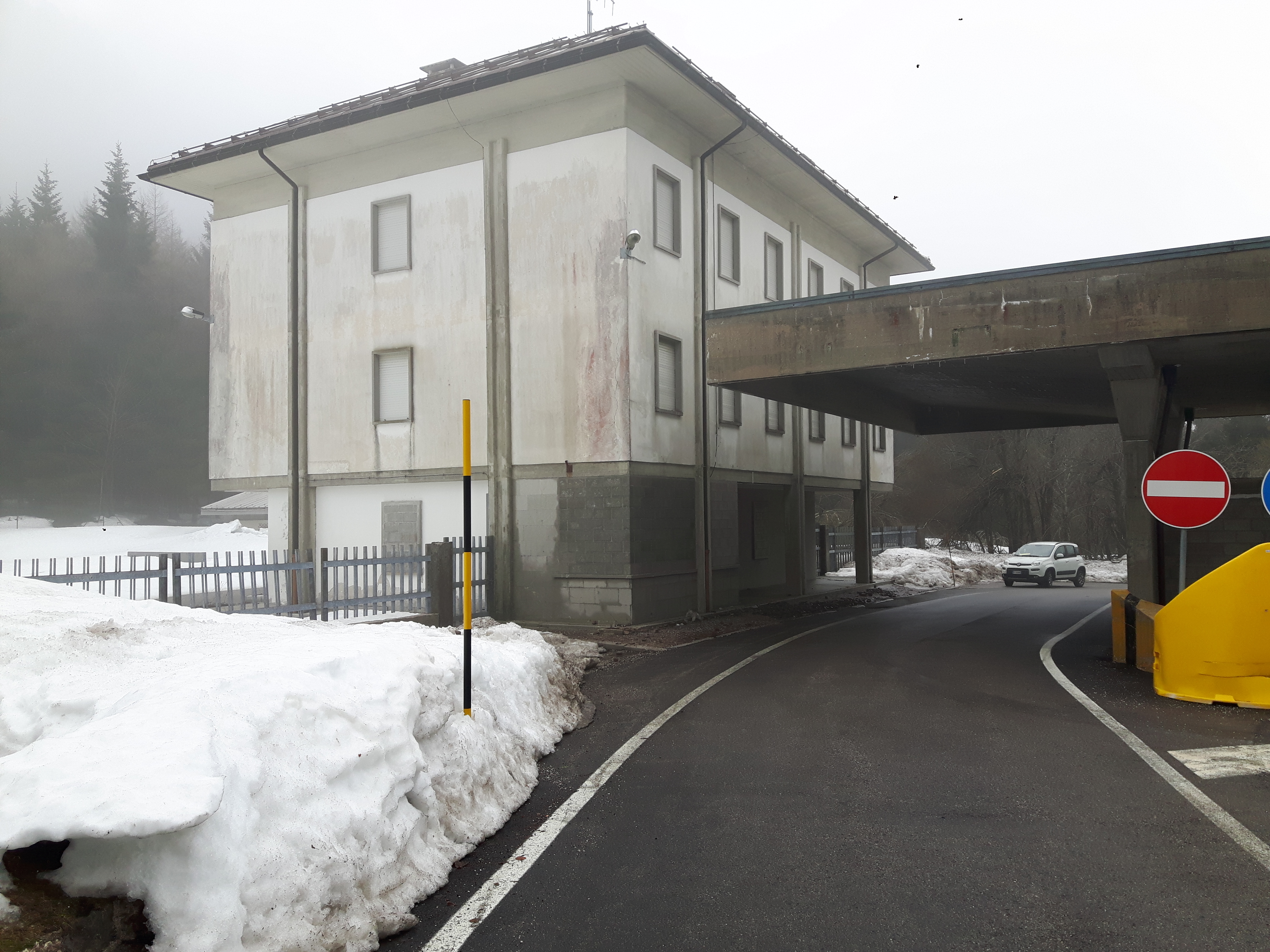 Compendio immobiliare composto da un fabbricato che si sviluppa su tre piani fuori terra ed un piano sottotetto, oltre ad un’area scoperta di pertinenza ed un fabbricato ad uso autorimessa. Al piano terra tutti gli accessi e le finestrature sono murati, complessivamente lo stato manutentivo è mediocre. Classe Energetica G – Ep gl,nren 279,83 kWh/mq anno:id. catastali:C.T.: Sez. Cave del Predil Fg. 17 pc. 265/2 – 265/3; C.F.: Sez. urb. C -Fg. 17 pc. 265/2, 265/3 