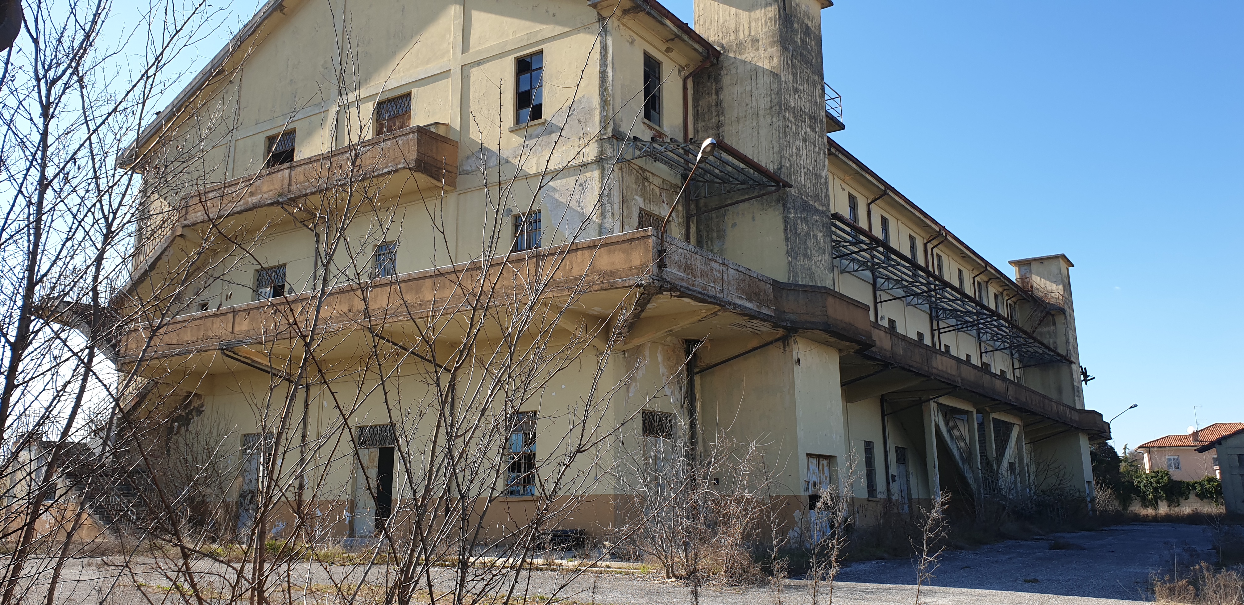 Complesso immobiliare già adibito a Magazzino viveri e casermaggio, posto lungo via Buttrio, nella zona est del comune di Udine, in prossimità della ferrovia. Composto da tredici corpi di fabbrica, di cui un capannone principale distribuito su tre piani fuori terra e destinato a magazzino, due palazzine alloggi a due piani fuori terra e vari immobili a pertinenza, destinati a magazzini, autorimesse o uffici. Identificativi catastali: Catasto Terreni Fg. 52 pc. 225; Catasto Fabbricati Fg. 52 pc. 225 