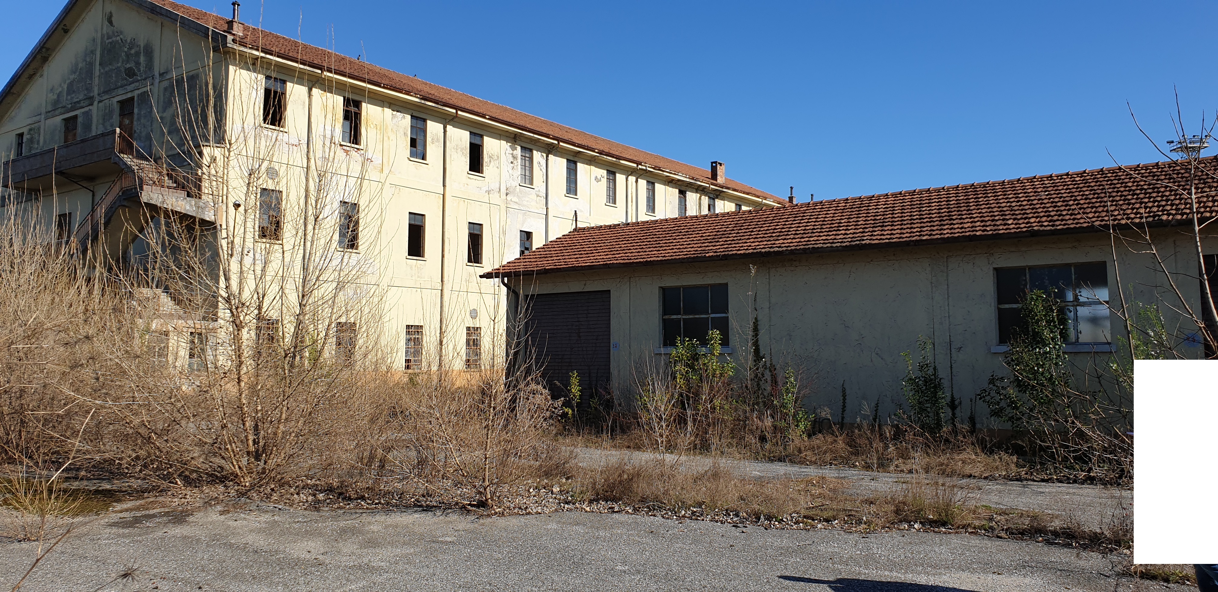 Complesso immobiliare già adibito a Magazzino viveri e casermaggio, posto lungo via Buttrio, nella zona est del comune di Udine, in prossimità della ferrovia. Composto da tredici corpi di fabbrica, di cui un capannone principale distribuito su tre piani fuori terra e destinato a magazzino, due palazzine alloggi a due piani fuori terra e vari immobili a pertinenza, destinati a magazzini, autorimesse o uffici. Identificativi catastali: Catasto Terreni Fg. 52 pc. 225; Catasto Fabbricati Fg. 52 pc. 225 