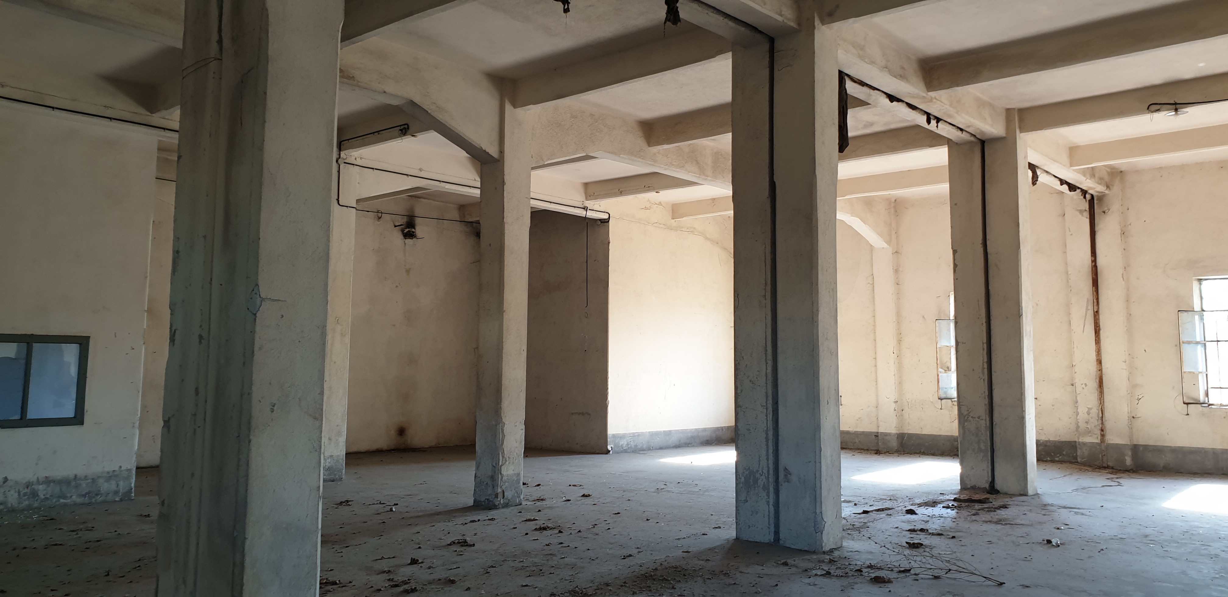 Complesso immobiliare già adibito a Magazzino viveri e casermaggio, posto lungo via Buttrio, nella zona est del comune di Udine, in prossimità della ferrovia. Composto da tredici corpi di fabbrica, di cui un capannone principale distribuito su tre piani fuori terra e destinato a magazzino, due palazzine alloggi a due piani fuori terra e vari immobili a pertinenza, destinati a magazzini, autorimesse o uffici. Identificativi catastali: Catasto Terreni Fg. 52 pc. 225; Catasto Fabbricati Fg. 52 pc. 225 