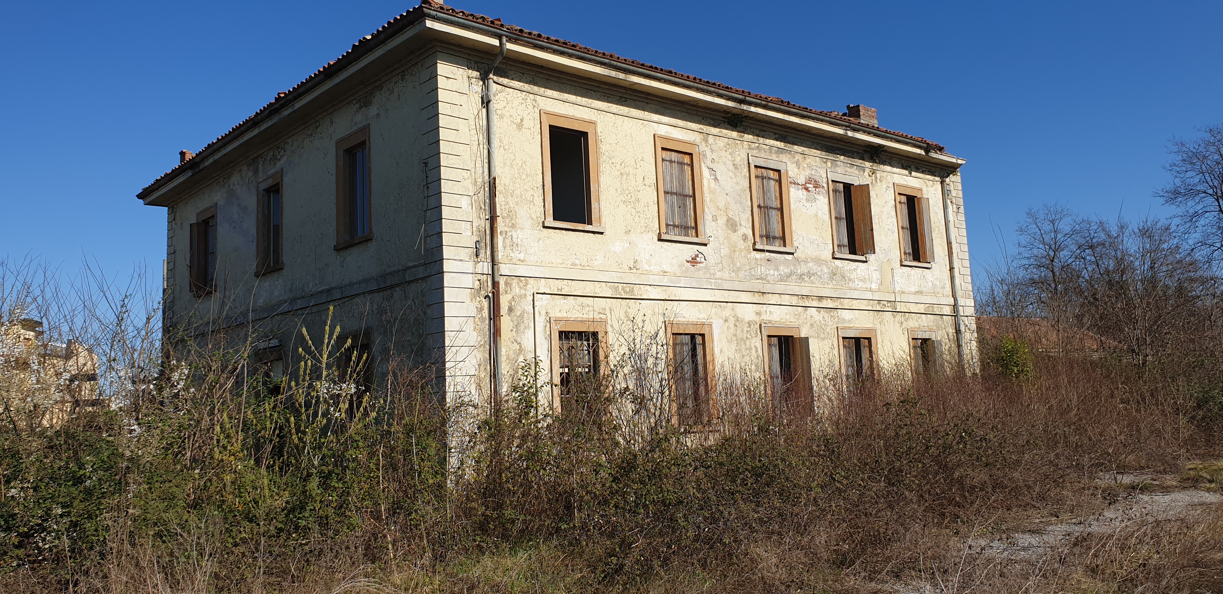 Complesso immobiliare già adibito a Magazzino viveri e casermaggio, posto lungo via Buttrio, nella zona est del comune di Udine, in prossimità della ferrovia. Composto da tredici corpi di fabbrica, di cui un capannone principale distribuito su tre piani fuori terra e destinato a magazzino, due palazzine alloggi a due piani fuori terra e vari immobili a pertinenza, destinati a magazzini, autorimesse o uffici. Identificativi catastali: Catasto Terreni Fg. 52 pc. 225; Catasto Fabbricati Fg. 52 pc. 225 