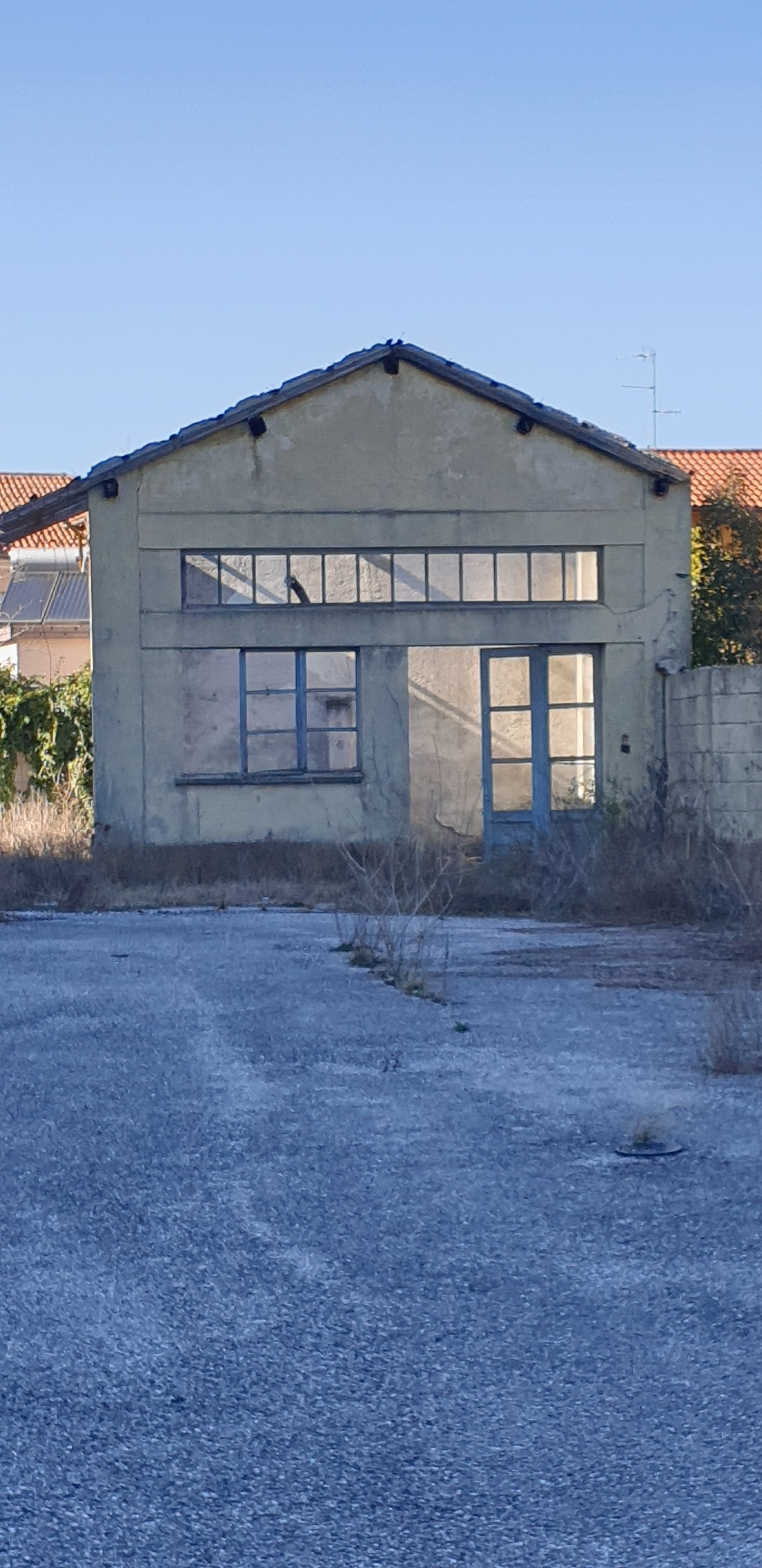 Complesso immobiliare già adibito a Magazzino viveri e casermaggio, posto lungo via Buttrio, nella zona est del comune di Udine, in prossimità della ferrovia. Composto da tredici corpi di fabbrica, di cui un capannone principale distribuito su tre piani fuori terra e destinato a magazzino, due palazzine alloggi a due piani fuori terra e vari immobili a pertinenza, destinati a magazzini, autorimesse o uffici. Identificativi catastali: Catasto Terreni Fg. 52 pc. 225; Catasto Fabbricati Fg. 52 pc. 225 