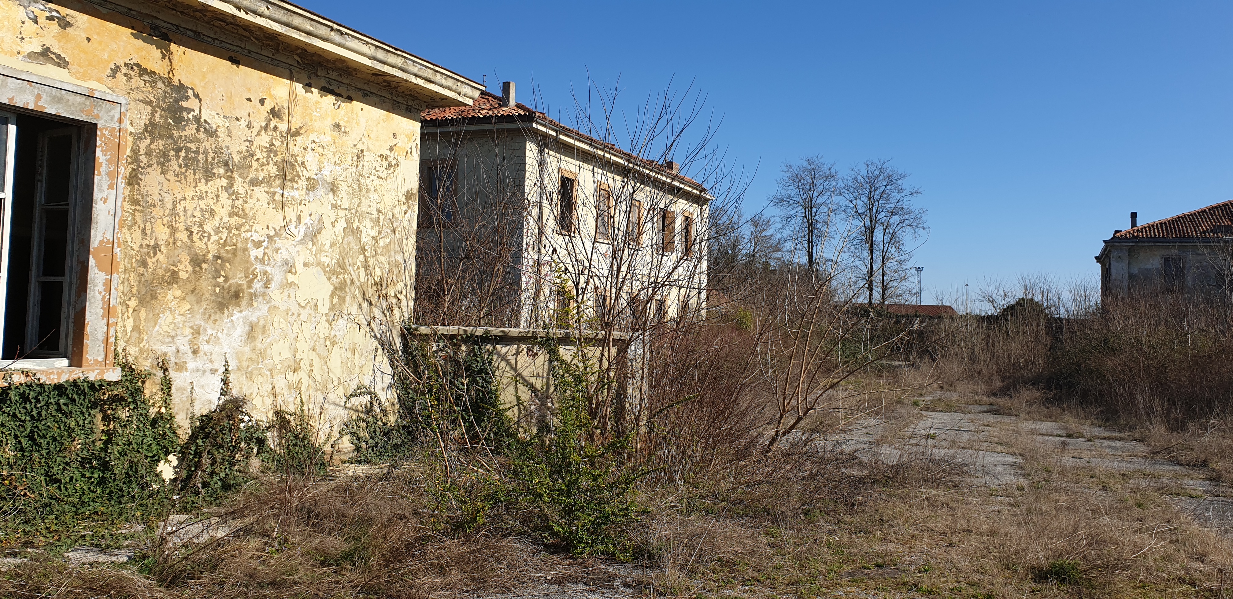 Complesso immobiliare già adibito a Magazzino viveri e casermaggio, posto lungo via Buttrio, nella zona est del comune di Udine, in prossimità della ferrovia. Composto da tredici corpi di fabbrica, di cui un capannone principale distribuito su tre piani fuori terra e destinato a magazzino, due palazzine alloggi a due piani fuori terra e vari immobili a pertinenza, destinati a magazzini, autorimesse o uffici. Identificativi catastali: Catasto Terreni Fg. 52 pc. 225; Catasto Fabbricati Fg. 52 pc. 225 
