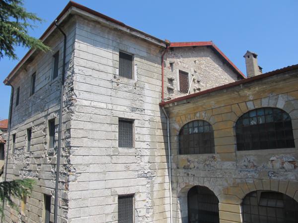 Fabbricato composto da due corpi di tre e quattro piani, collegati a tre piani. L’edificio si presenta con caratteristiche costruttive ed architettoniche con struttura portante in mattoni pieni di considerevole spessore. Identificativi catastali:Comune di Como N.C.T. Sez. Urb A Fg. 9 Mapp. 670 – 1120 e al N.C.E.U. al Fg. CIT/4 Mapp. 670 sub. 1 e Mapp. 1120