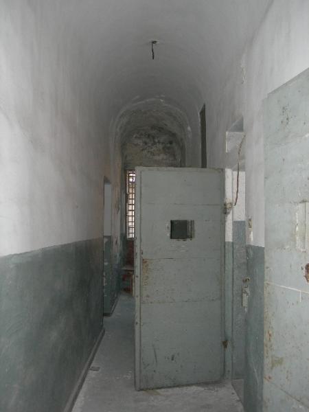 Fabbricato composto da due corpi di tre e quattro piani, collegati a tre piani. L’edificio si presenta con caratteristiche costruttive ed architettoniche con struttura portante in mattoni pieni di considerevole spessore. Identificativi catastali:Comune di Como N.C.T. Sez. Urb A Fg. 9 Mapp. 670 – 1120 e al N.C.E.U. al Fg. CIT/4 Mapp. 670 sub. 1 e Mapp. 1120