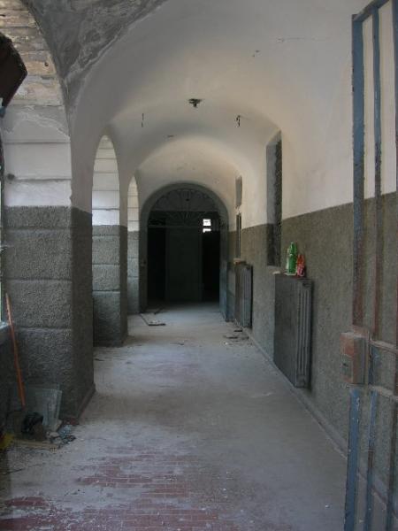 Fabbricato composto da due corpi di tre e quattro piani, collegati a tre piani. L’edificio si presenta con caratteristiche costruttive ed architettoniche con struttura portante in mattoni pieni di considerevole spessore. Identificativi catastali:Comune di Como N.C.T. Sez. Urb A Fg. 9 Mapp. 670 – 1120 e al N.C.E.U. al Fg. CIT/4 Mapp. 670 sub. 1 e Mapp. 1120