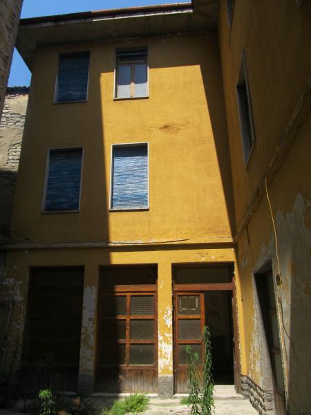 Fabbricato composto da due corpi di tre e quattro piani, collegati a tre piani. L’edificio si presenta con caratteristiche costruttive ed architettoniche con struttura portante in mattoni pieni di considerevole spessore. Identificativi catastali:Comune di Como N.C.T. Sez. Urb A Fg. 9 Mapp. 670 – 1120 e al N.C.E.U. al Fg. CIT/4 Mapp. 670 sub. 1 e Mapp. 1120