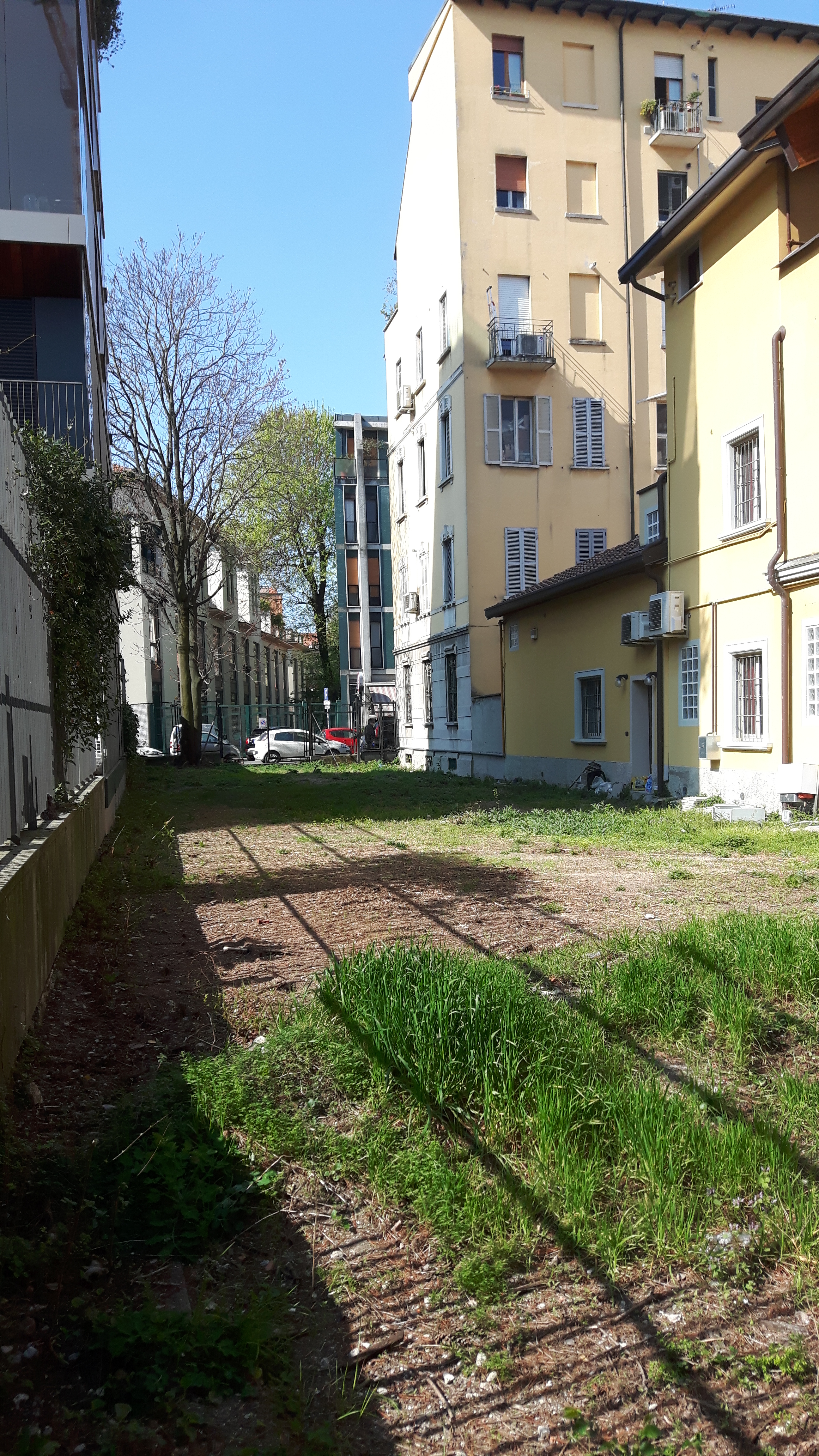 Area in zona semicentrale facente parte dell'ex alveo Fiume Olona evente forma allungata e a giacitura pianeggiante. Identificativi catastali: C.T. Fg. 471 mappale 380