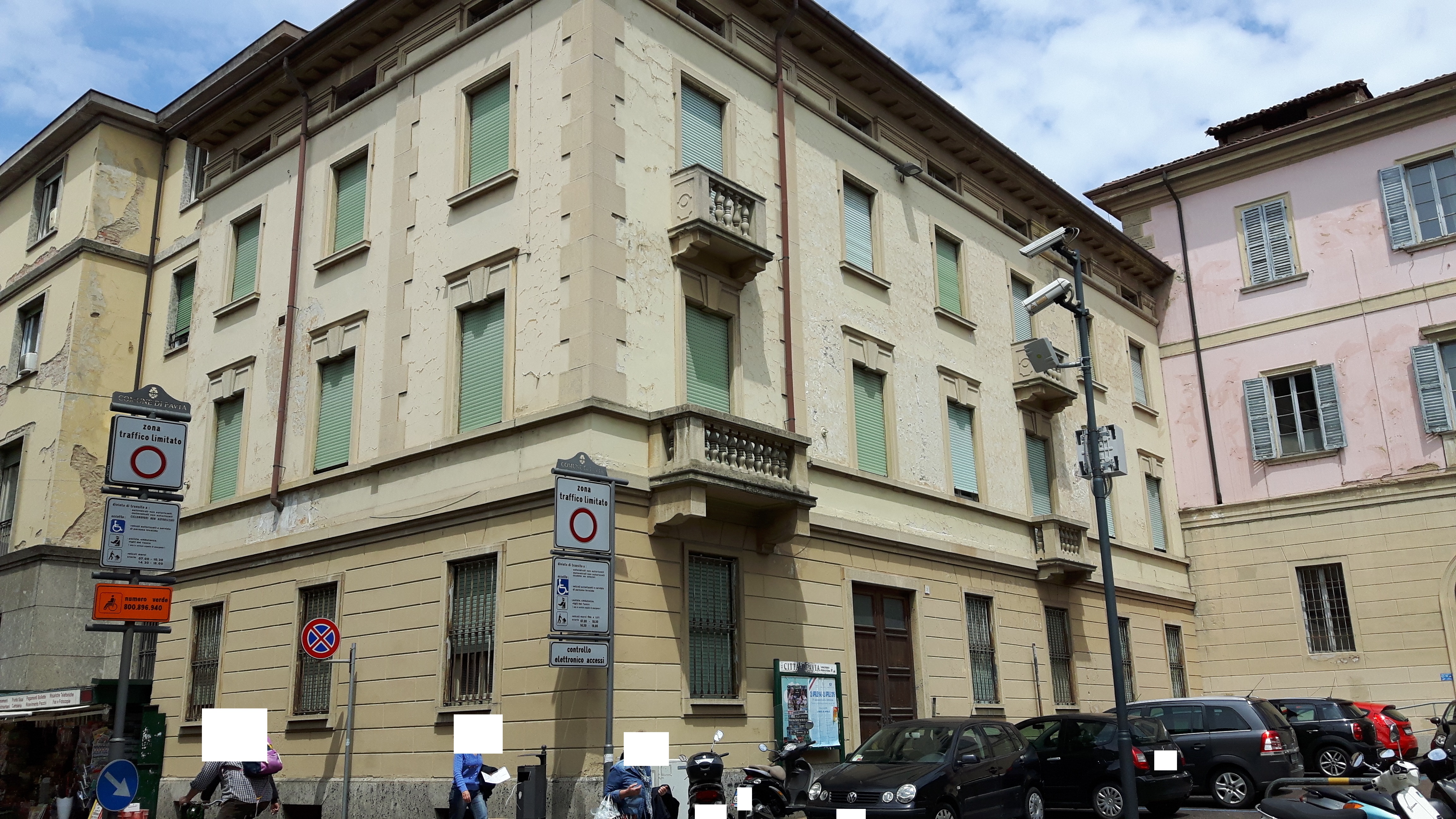 Palazzina cielo-terra facente parte di un più ampio complesso edilizio costituito da un organismo a corte interna, occupante l’intero isolato.I vari corpi di fabbrica sono il risultato di varie trasformazioni edilizie succedutesi nel corso dei secoli. E’ composta da 3 piani f.t. oltre a sottotetto e cantinato. Identificativi catastali:C.T. fg. 3 sez.A mapp.le 197 , C.F. fg. 3 sez. A mapp.le 197 sub. 39.In corso aggiornamento Catastale