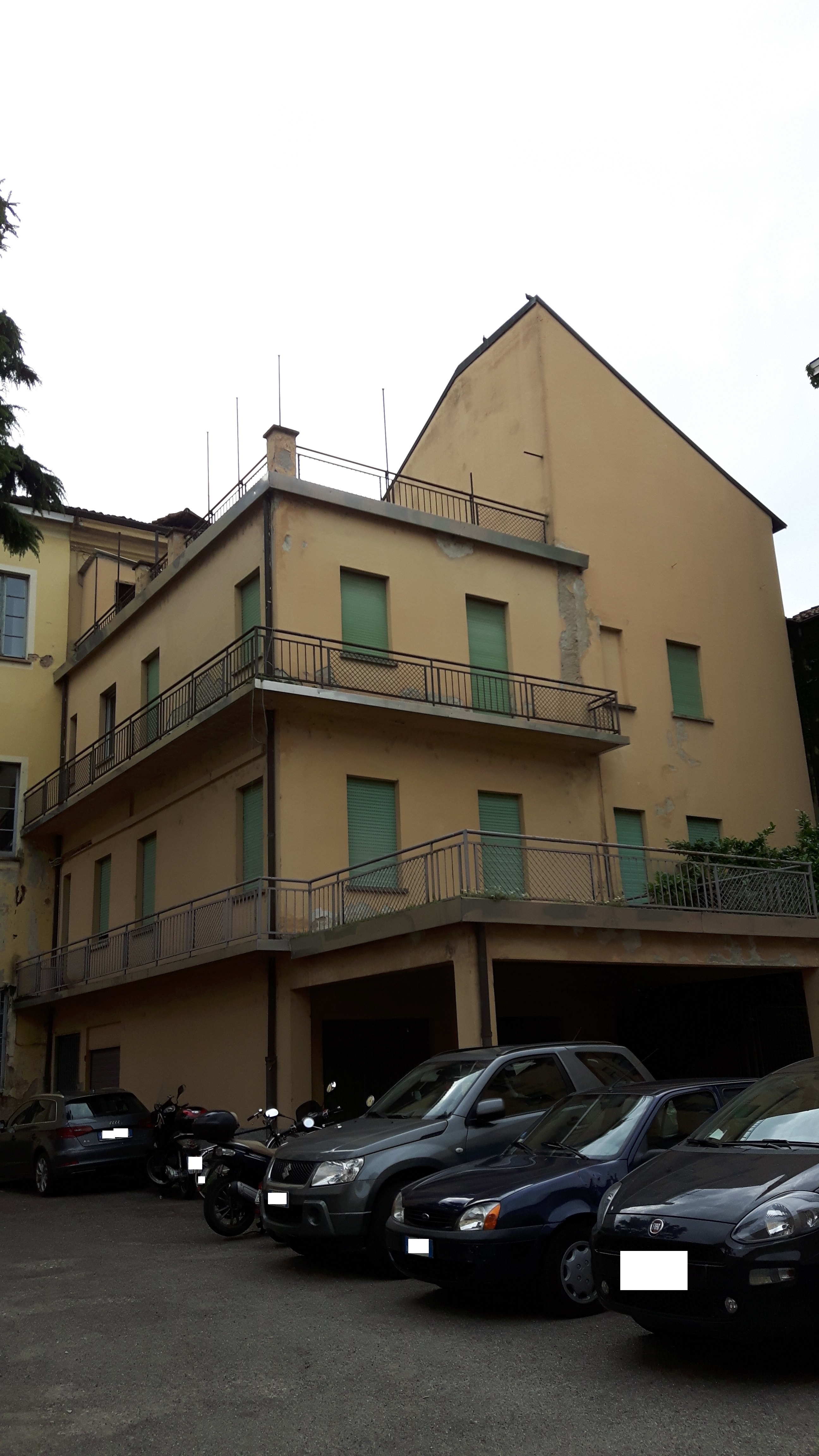 Palazzina cielo-terra facente parte di un più ampio complesso edilizio costituito da un organismo a corte interna, occupante l’intero isolato.I vari corpi di fabbrica sono il risultato di varie trasformazioni edilizie succedutesi nel corso dei secoli. E’ composta da 3 piani f.t. oltre a sottotetto e cantinato. Identificativi catastali:C.T. fg. 3 sez.A mapp.le 197 , C.F. fg. 3 sez. A mapp.le 197 sub. 39.In corso aggiornamento Catastale