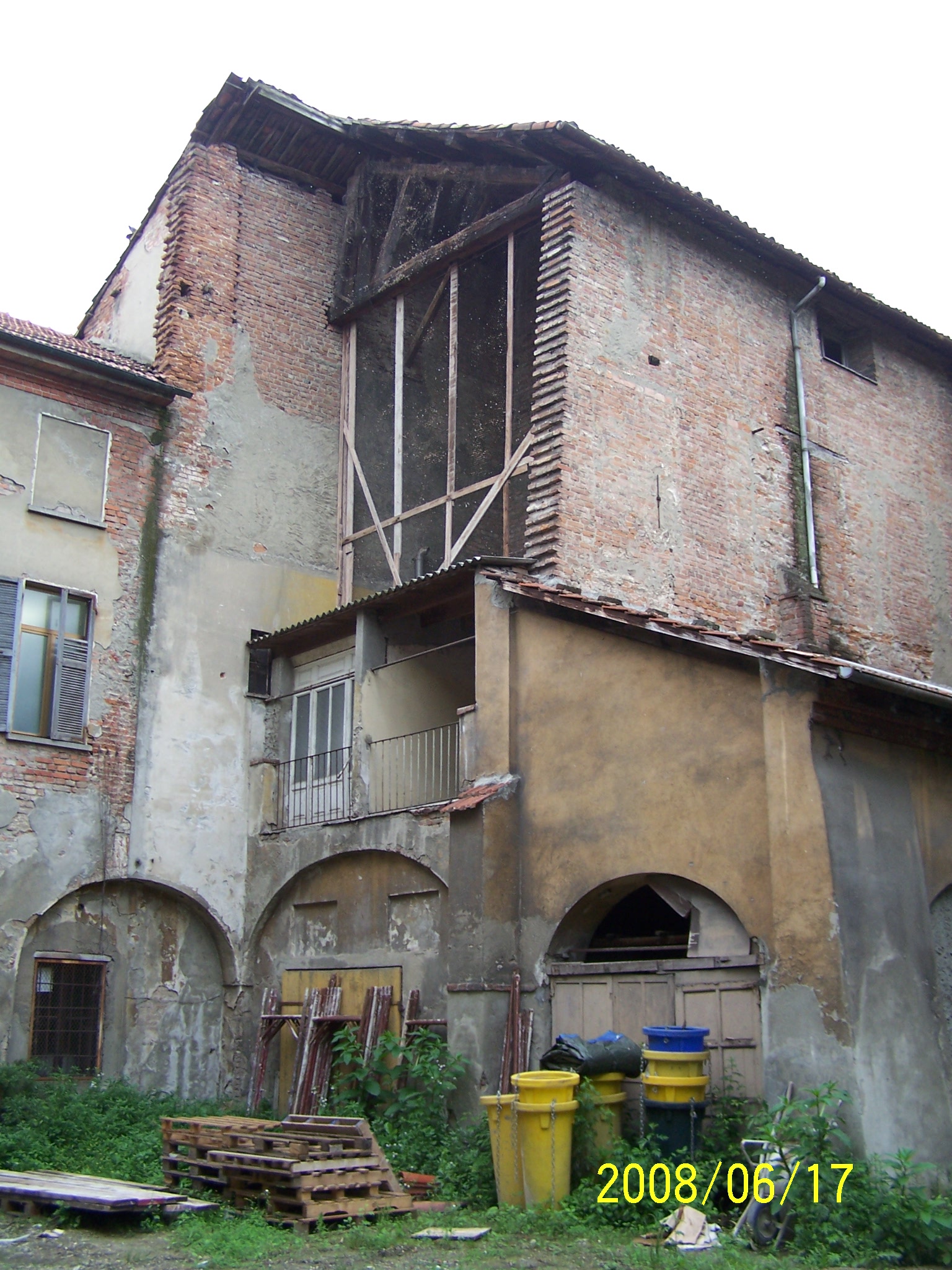 Fabbricato pluripiano con destinazione in parte abitativa ed in parte caserma ubicato in area centrale.. Identificativi catastali: Catasto Fabbricati: fg. 268, p.lla 5207, sub.1/parte, 2, 3/parte, 4, 5, 6, 7, 8, 11, 34/parte.Catasto Terreni: fg. 268, p.lla 5207/parte, ente urbano, mq 4.330,00.