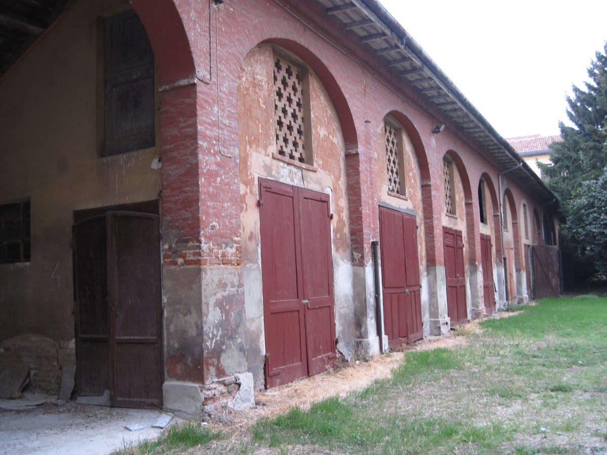 Fabbricato pluripiano con destinazione in parte abitativa ed in parte caserma ubicato in area centrale.. Identificativi catastali: Catasto Fabbricati: fg. 268, p.lla 5207, sub.1/parte, 2, 3/parte, 4, 5, 6, 7, 8, 11, 34/parte.Catasto Terreni: fg. 268, p.lla 5207/parte, ente urbano, mq 4.330,00.