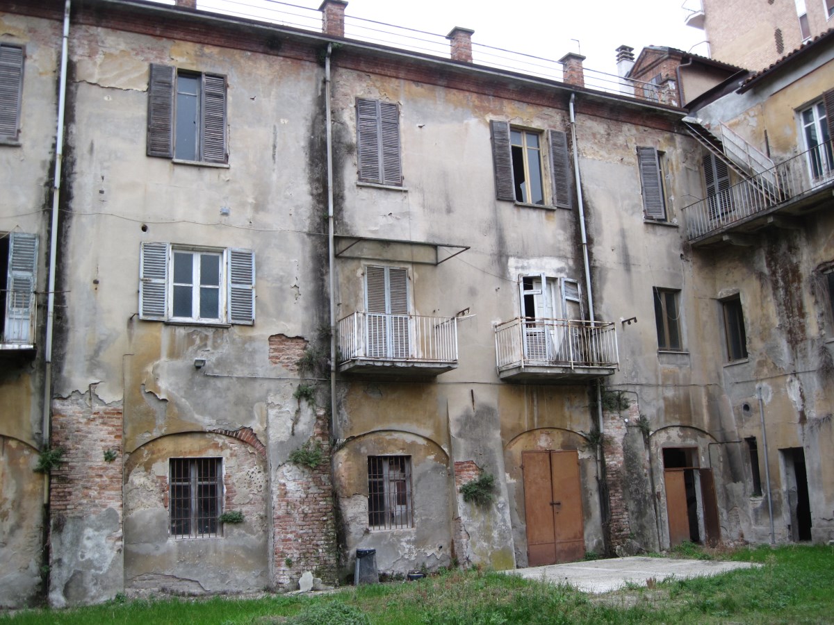 Fabbricato pluripiano con destinazione in parte abitativa ed in parte caserma ubicato in area centrale.. Identificativi catastali: Catasto Fabbricati: fg. 268, p.lla 5207, sub.1/parte, 2, 3/parte, 4, 5, 6, 7, 8, 11, 34/parte.Catasto Terreni: fg. 268, p.lla 5207/parte, ente urbano, mq 4.330,00.