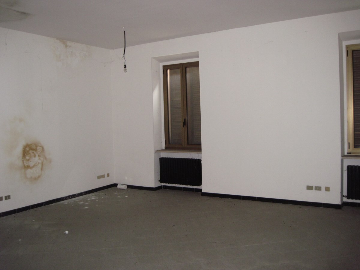 Fabbricato pluripiano con destinazione in parte abitativa ed in parte caserma ubicato in area centrale.. Identificativi catastali: Catasto Fabbricati: fg. 268, p.lla 5207, sub.1/parte, 2, 3/parte, 4, 5, 6, 7, 8, 11, 34/parte.Catasto Terreni: fg. 268, p.lla 5207/parte, ente urbano, mq 4.330,00.