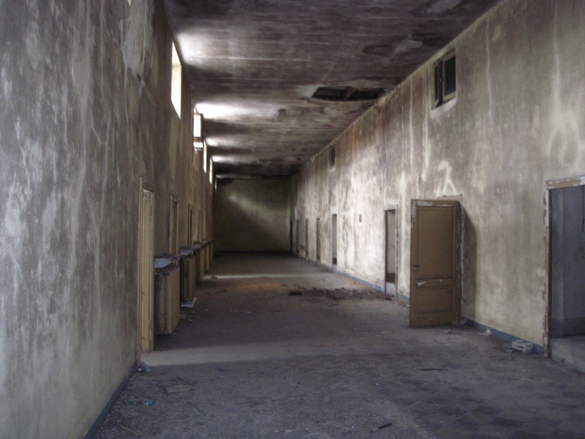 Fabbricato pluripiano con destinazione in parte abitativa ed in parte caserma ubicato in area centrale.. Identificativi catastali: Catasto Fabbricati: fg. 268, p.lla 5207, sub.1/parte, 2, 3/parte, 4, 5, 6, 7, 8, 11, 34/parte.Catasto Terreni: fg. 268, p.lla 5207/parte, ente urbano, mq 4.330,00.