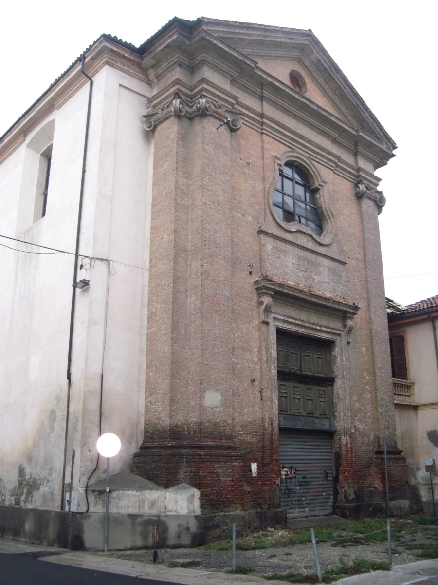 Fabbricato pluripiano con destinazione in parte abitativa ed in parte caserma ubicato in area centrale.. Identificativi catastali: Catasto Fabbricati: fg. 268, p.lla 5207, sub.1/parte, 2, 3/parte, 4, 5, 6, 7, 8, 11, 34/parte.Catasto Terreni: fg. 268, p.lla 5207/parte, ente urbano, mq 4.330,00.