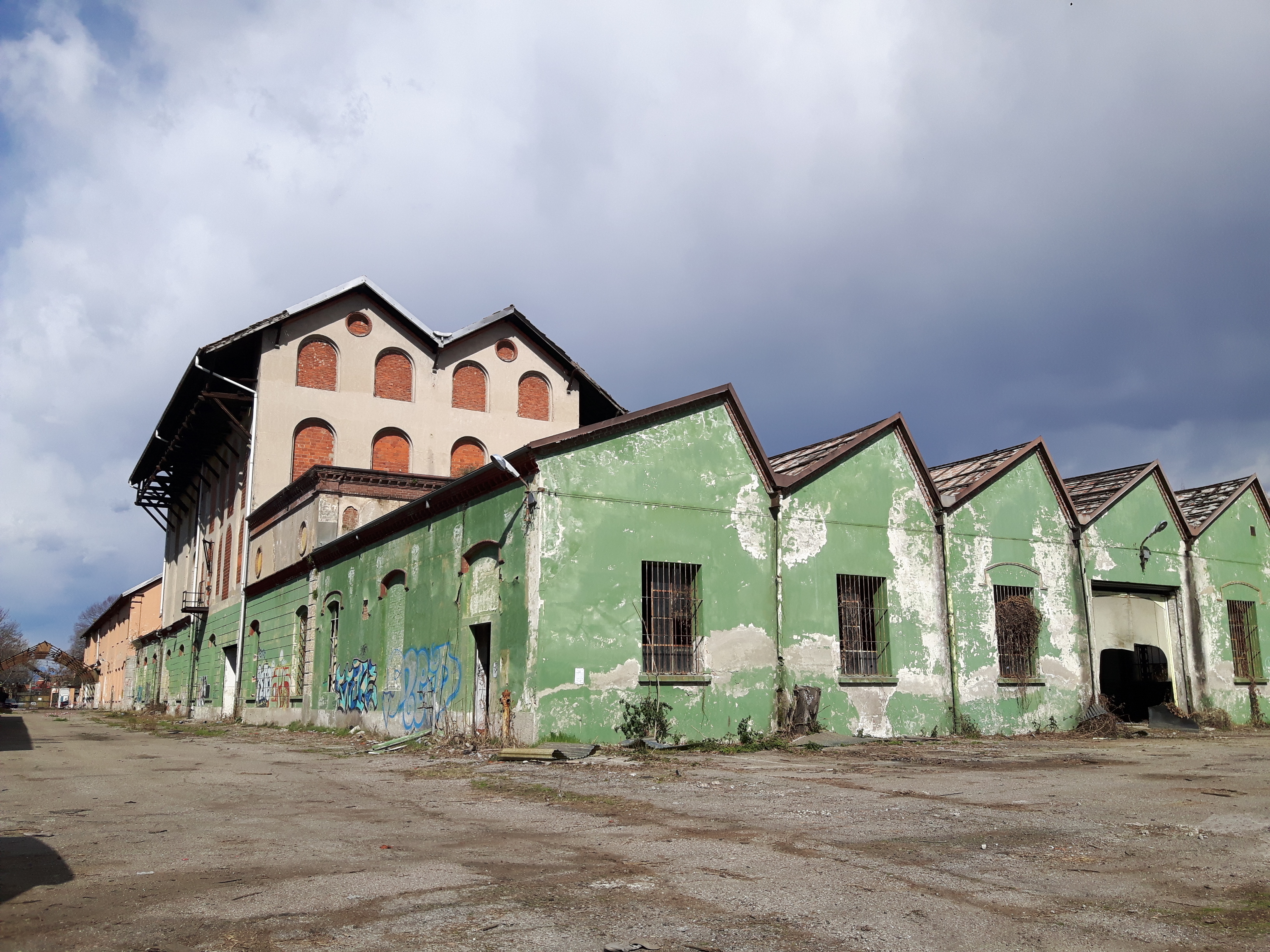 Ex complesso militare costituito da tredici corpi di fabbrica ed estesa area di pertinenza scoperta, precedentemente utilizzato dall'amministrazione militare per il ricovero e la manutenzione dei mezzi dell’aeronautica, con annessi uffici ed alloggiamenti ad uso del personale in servizio. L’immobile versa in pessimo stato manutentivo.C.T.: F 49 part 224 e 225, F 76 part 12 e 14; C.F.: F 76 part 3, part 4 sub 1 graffata con part 7, part 4 sub 2 graffata con part  5, 6, 10, 11 e 13. Aggiornamento catastale a carico dell'aggiudicatario.