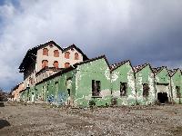 Ex complesso militare costituito da tredici corpi di fabbrica ed estesa area di pertinenza scoperta, precedentemente utilizzato dall'amministrazione militare per il ricovero e la manutenzione dei mezzi dell’aeronautica, con annessi uffici ed alloggiamenti ad uso del personale in servizio. L’immobile versa in pessimo stato manutentivo.C.T.: F 49 part 224 e 225, F 76 part 12 e 14; C.F.: F 76 part 3, part 4 sub 1 graffata con part 7, part 4 sub 2 graffata con part  5, 6, 10, 11 e 13. Aggiornamento catastale a carico dell'aggiudicatario.