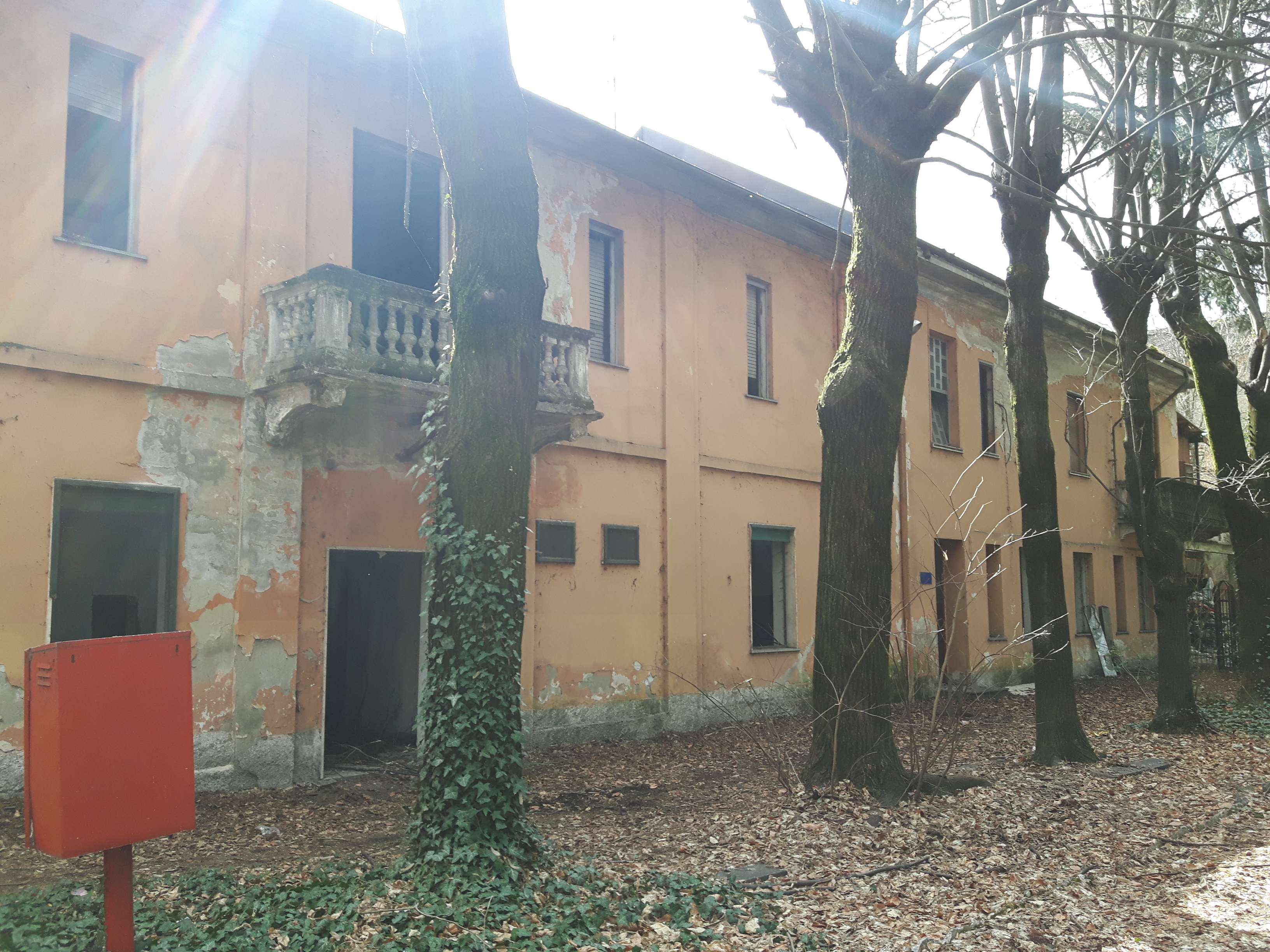 Ex complesso militare costituito da tredici corpi di fabbrica ed estesa area di pertinenza scoperta, precedentemente utilizzato dall'amministrazione militare per il ricovero e la manutenzione dei mezzi dell’aeronautica, con annessi uffici ed alloggiamenti ad uso del personale in servizio. L’immobile versa in pessimo stato manutentivo.C.T.: F 49 part 224 e 225, F 76 part 12 e 14; C.F.: F 76 part 3, part 4 sub 1 graffata con part 7, part 4 sub 2 graffata con part  5, 6, 10, 11 e 13. Aggiornamento catastale a carico dell'aggiudicatario.