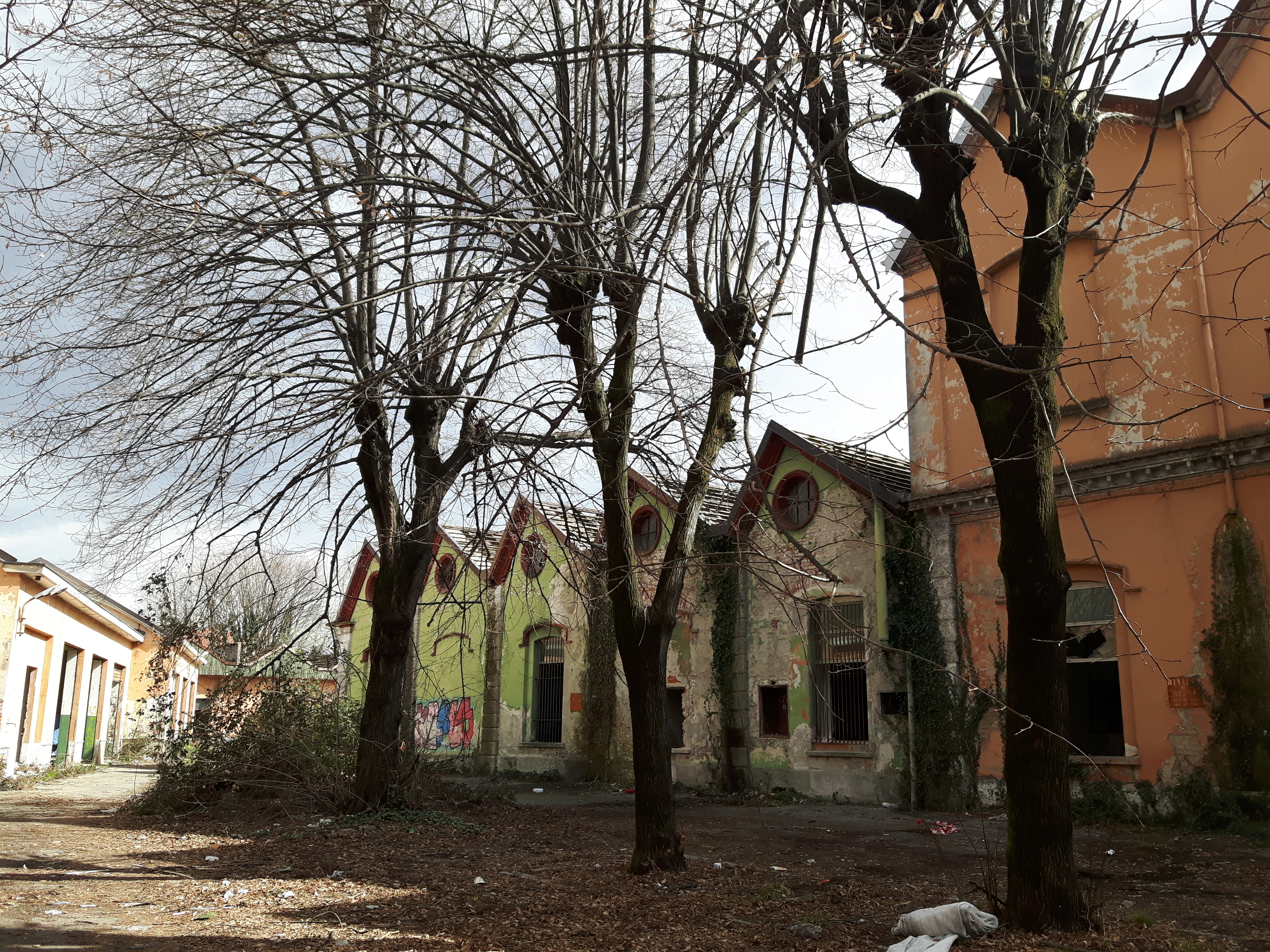 Ex complesso militare costituito da tredici corpi di fabbrica ed estesa area di pertinenza scoperta, precedentemente utilizzato dall'amministrazione militare per il ricovero e la manutenzione dei mezzi dell’aeronautica, con annessi uffici ed alloggiamenti ad uso del personale in servizio. L’immobile versa in pessimo stato manutentivo.C.T.: F 49 part 224 e 225, F 76 part 12 e 14; C.F.: F 76 part 3, part 4 sub 1 graffata con part 7, part 4 sub 2 graffata con part  5, 6, 10, 11 e 13. Aggiornamento catastale a carico dell'aggiudicatario.