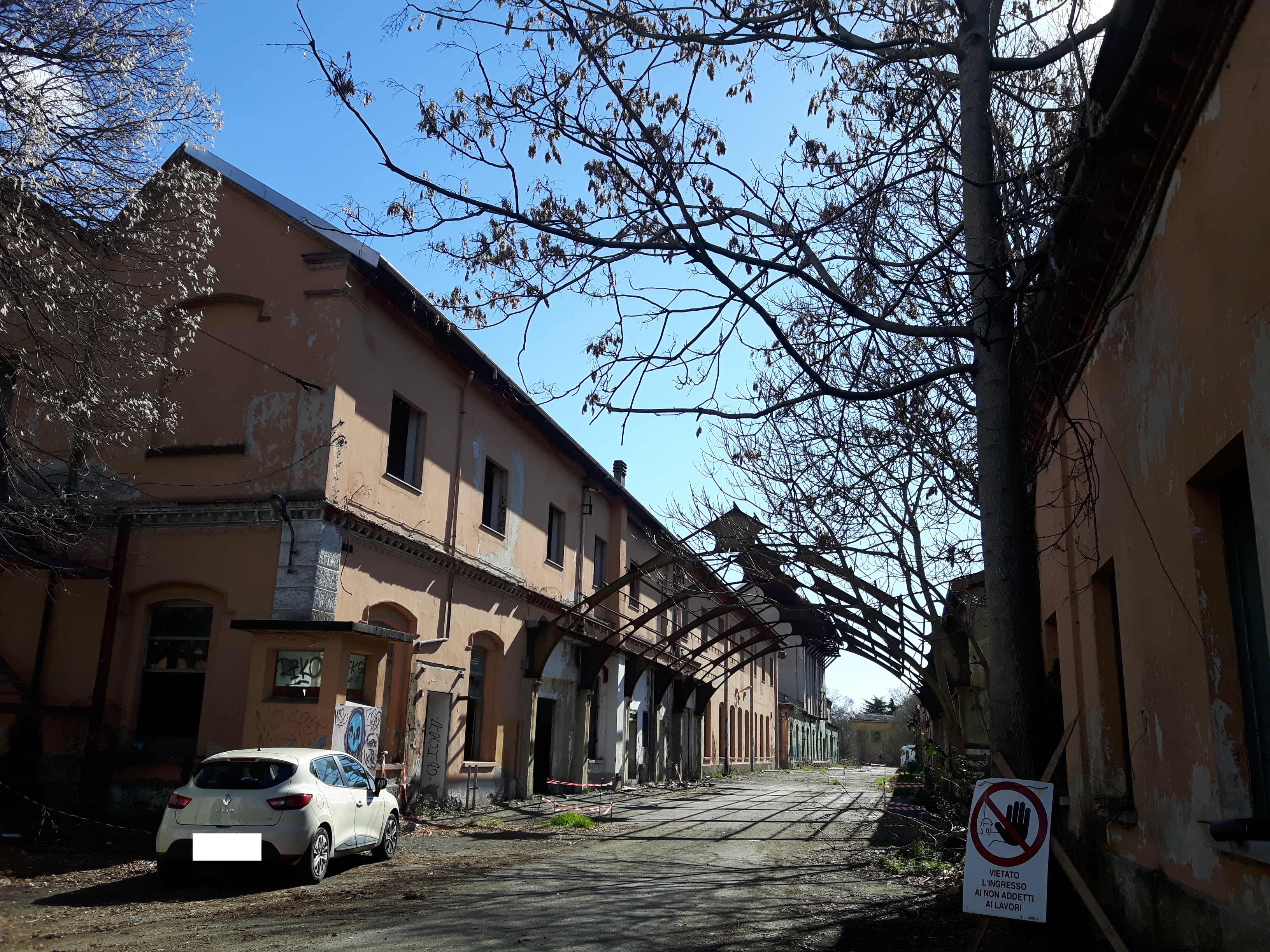 Ex complesso militare costituito da tredici corpi di fabbrica ed estesa area di pertinenza scoperta, precedentemente utilizzato dall'amministrazione militare per il ricovero e la manutenzione dei mezzi dell’aeronautica, con annessi uffici ed alloggiamenti ad uso del personale in servizio. L’immobile versa in pessimo stato manutentivo.C.T.: F 49 part 224 e 225, F 76 part 12 e 14; C.F.: F 76 part 3, part 4 sub 1 graffata con part 7, part 4 sub 2 graffata con part  5, 6, 10, 11 e 13. Aggiornamento catastale a carico dell'aggiudicatario.