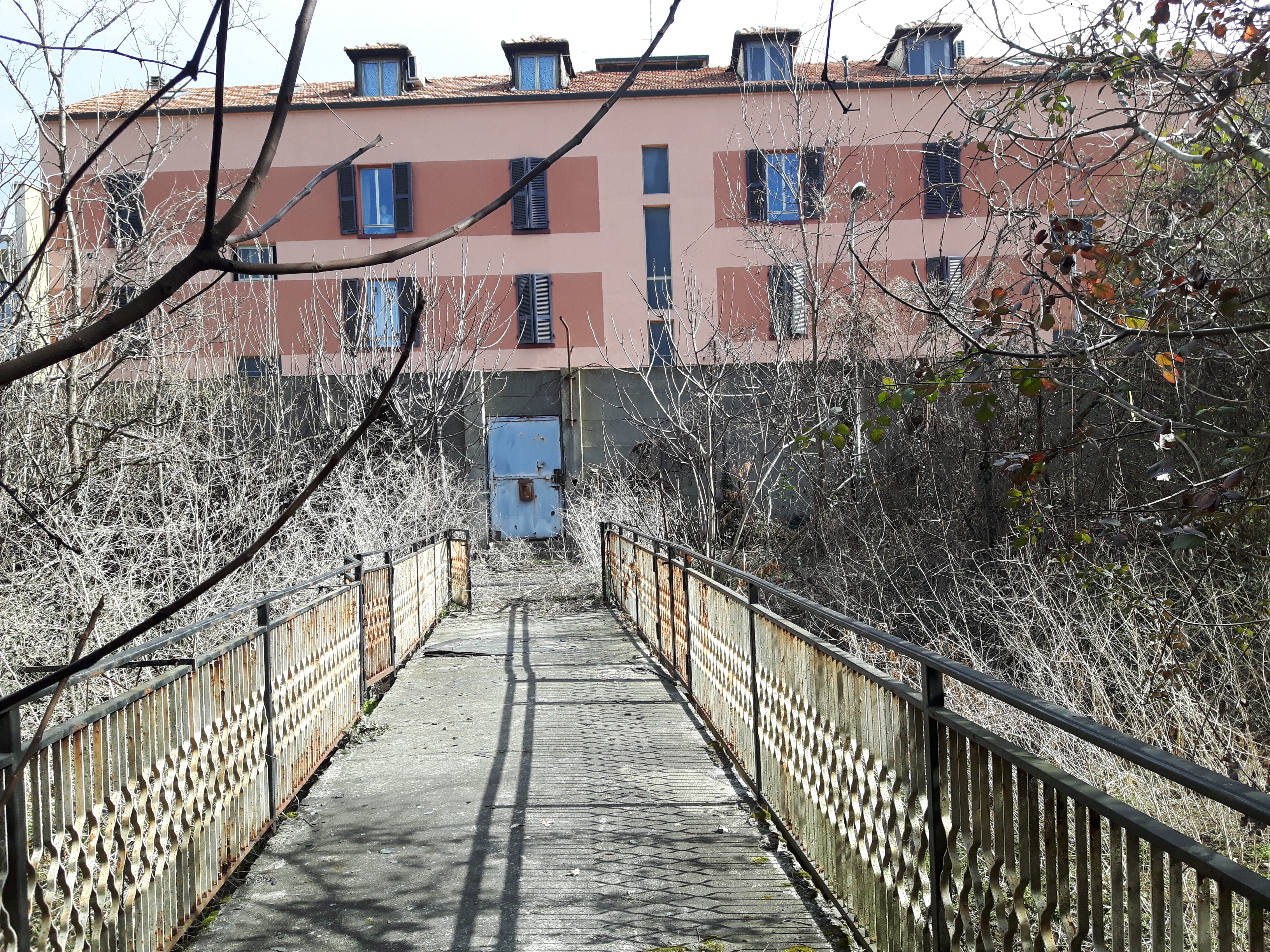 Ex complesso militare costituito da tredici corpi di fabbrica ed estesa area di pertinenza scoperta, precedentemente utilizzato dall'amministrazione militare per il ricovero e la manutenzione dei mezzi dell’aeronautica, con annessi uffici ed alloggiamenti ad uso del personale in servizio. L’immobile versa in pessimo stato manutentivo.C.T.: F 49 part 224 e 225, F 76 part 12 e 14; C.F.: F 76 part 3, part 4 sub 1 graffata con part 7, part 4 sub 2 graffata con part  5, 6, 10, 11 e 13. Aggiornamento catastale a carico dell'aggiudicatario.