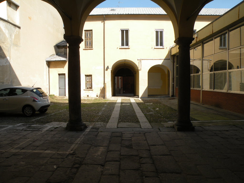 Il compendio è costituito da diversi corpi di fabbrica che si sviluppano attorno a tre corti interne e si affacciano lungo le vie Tornielli e Giulietti. L’impianto planimetrico piuttosto irregolare, risulta articolato per lo più su due piani fuori terra ed in parte su tre piani fuori terra, oltre ad una piccola porzione di piano interrato e di sottotetto.C.T. F 168 part 9368
C.F. F 168 part 9368 sub. 5,6