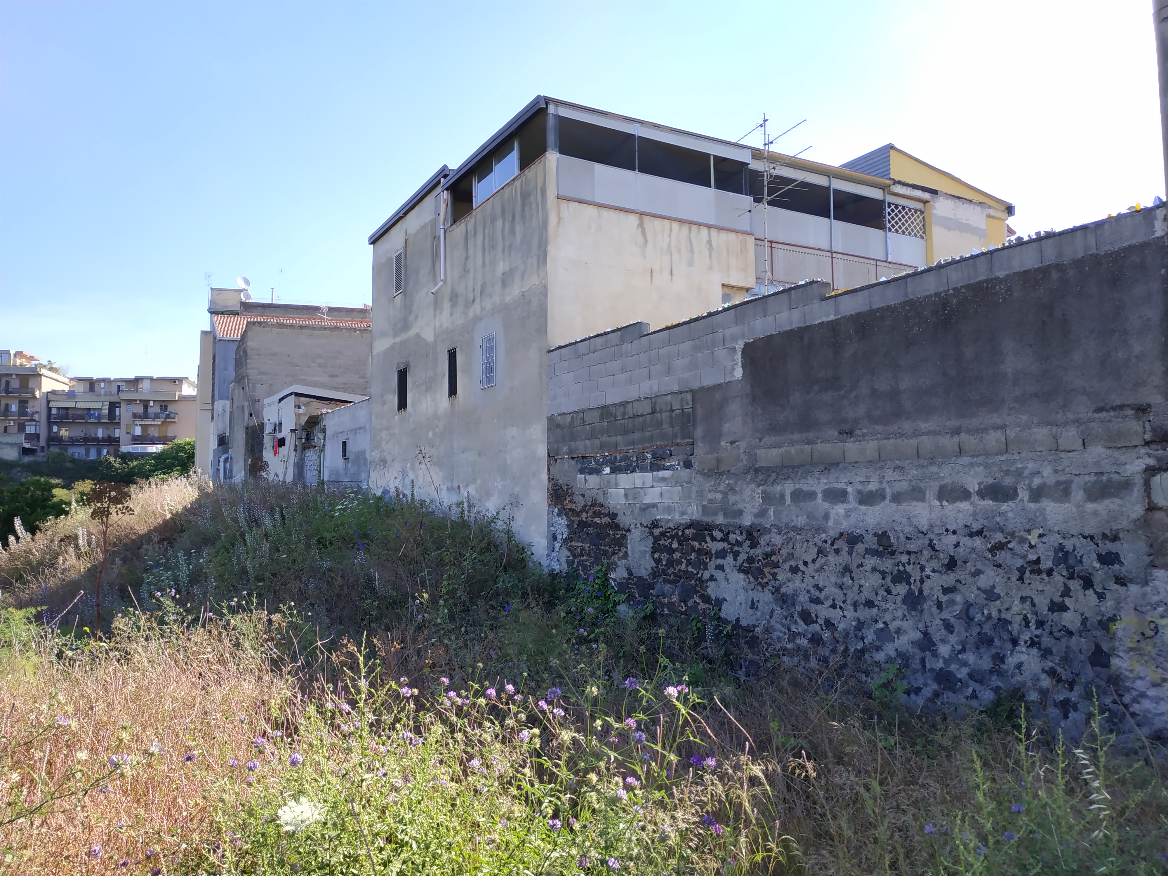 Lotto di terreno ubicano zona periferica del Comune di Tremestieri Etneo denominata Canalicchio in prossimità della grossa via di accesso alla città che collega il Comune di Tremestieri Etneo con il Comune di Catania e denominata via Nuovalucello. Pertanto il lotto di terreno, nonostante debba considerarsi localizzata nella zona periferica del Comune di Tremestieri Etneo, ha in realtà il vantaggio di essere prossima alle immediate vicinanze del Comune di Catania. L’area è inserita in un contesto di tipo civile residenziale e nelle vicinanze si trovano tutti i servizi di prima necessità. Identificativi catastali: C.T. F. 8 P.LLA 393