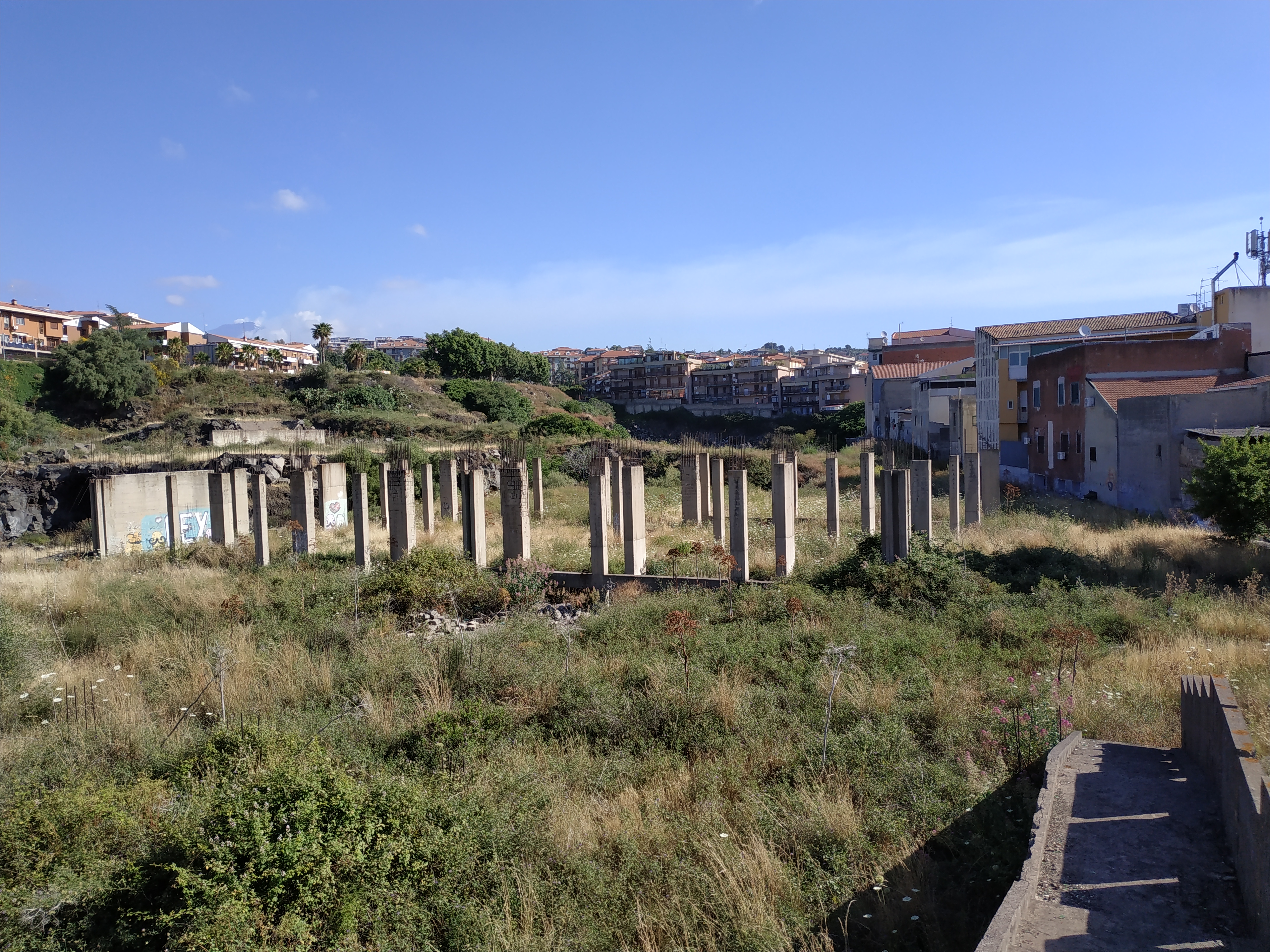 Lotto di terreno ubicano zona periferica del Comune di Tremestieri Etneo denominata Canalicchio in prossimità della grossa via di accesso alla città che collega il Comune di Tremestieri Etneo con il Comune di Catania e denominata via Nuovalucello. Pertanto il lotto di terreno, nonostante debba considerarsi localizzata nella zona periferica del Comune di Tremestieri Etneo, ha in realtà il vantaggio di essere prossima alle immediate vicinanze del Comune di Catania. L’area è inserita in un contesto di tipo civile residenziale e nelle vicinanze si trovano tutti i servizi di prima necessità. Identificativi catastali: C.T. F. 8 P.LLA 393