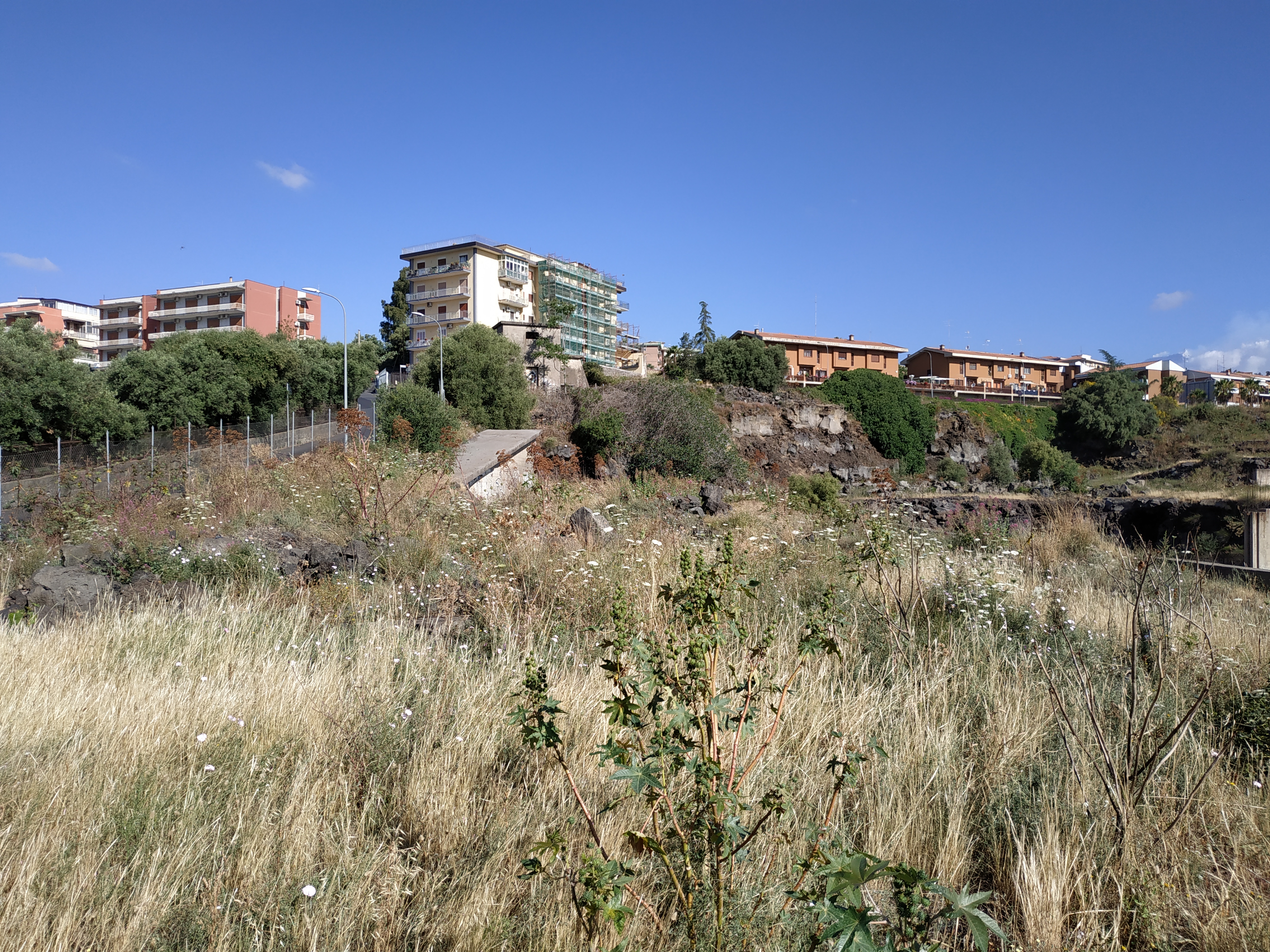 Lotto di terreno ubicano zona periferica del Comune di Tremestieri Etneo denominata Canalicchio in prossimità della grossa via di accesso alla città che collega il Comune di Tremestieri Etneo con il Comune di Catania e denominata via Nuovalucello. Pertanto il lotto di terreno, nonostante debba considerarsi localizzata nella zona periferica del Comune di Tremestieri Etneo, ha in realtà il vantaggio di essere prossima alle immediate vicinanze del Comune di Catania. L’area è inserita in un contesto di tipo civile residenziale e nelle vicinanze si trovano tutti i servizi di prima necessità. Identificativi catastali: C.T. F. 8 P.LLA 393